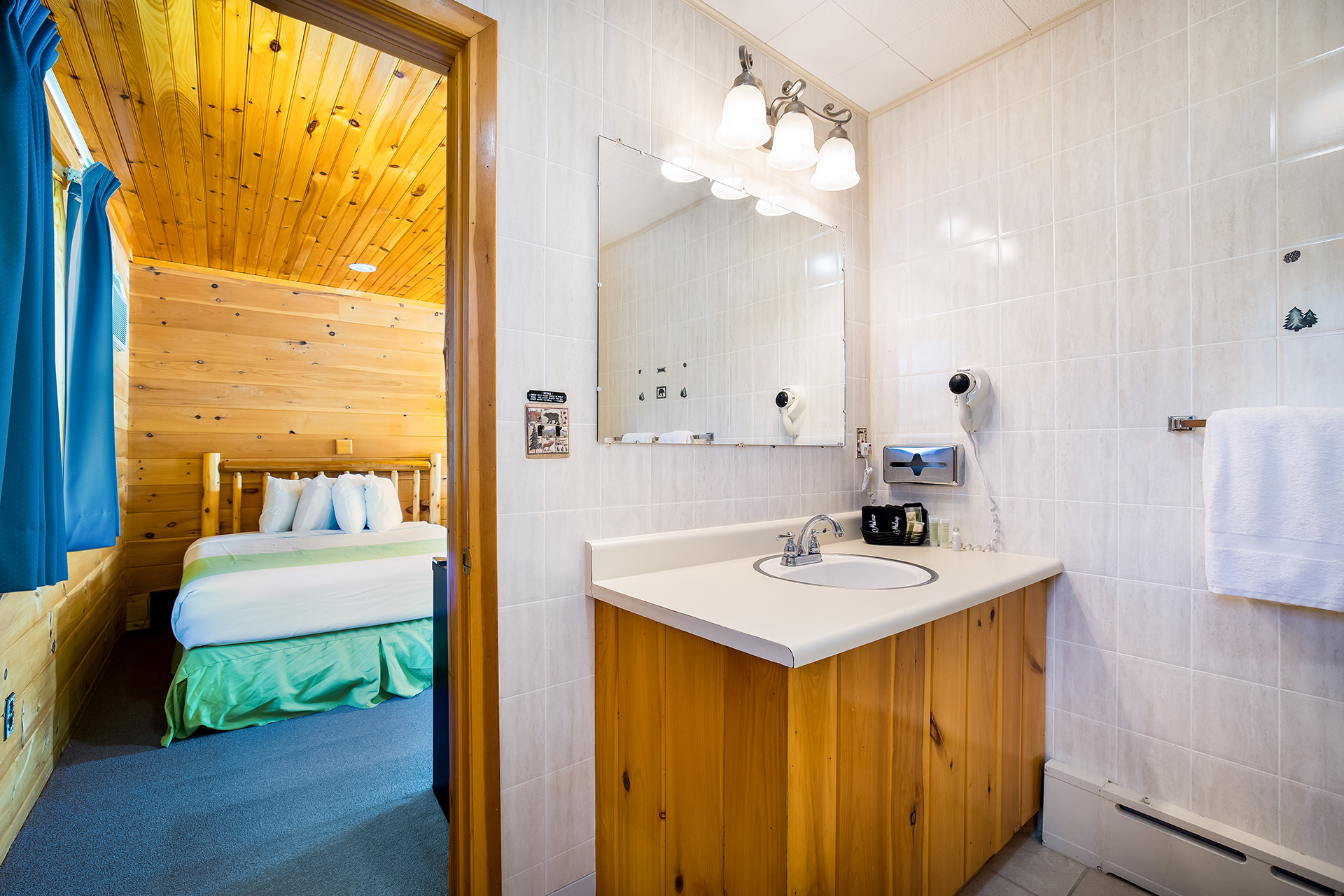 Motel Deluxe, 2 Queens