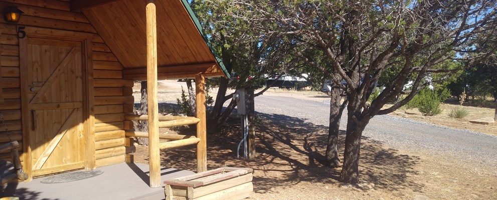 Cute Kabin, 1 full size bed, plus bunk bed (2  beds). Close proximity to public bathrooms.