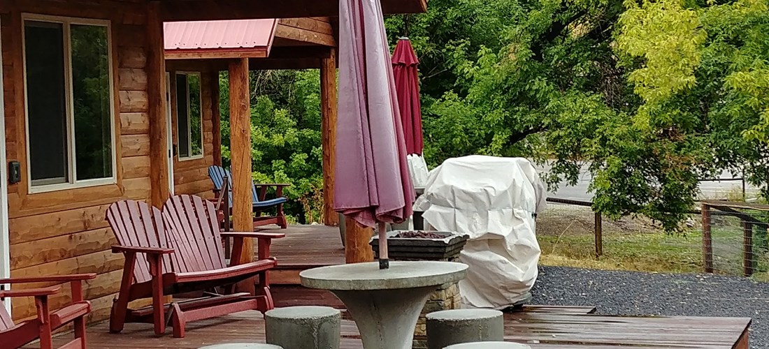 Deluxe Cabins #DL1-DL9 with bathroom/linens/towels, 2 beds, kitchenette. Walk to hot springs.