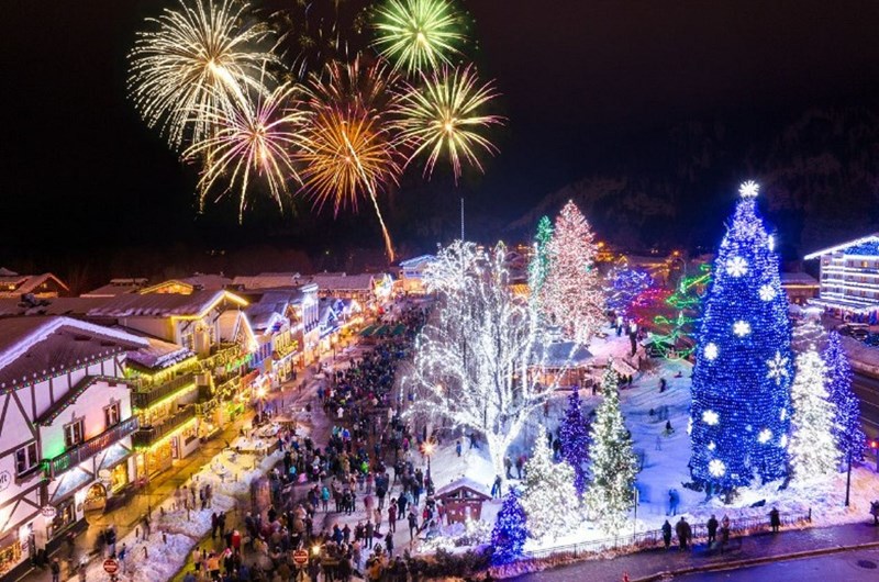 Village of Lights Winter Karneval Event at the Leavenworth / Pine