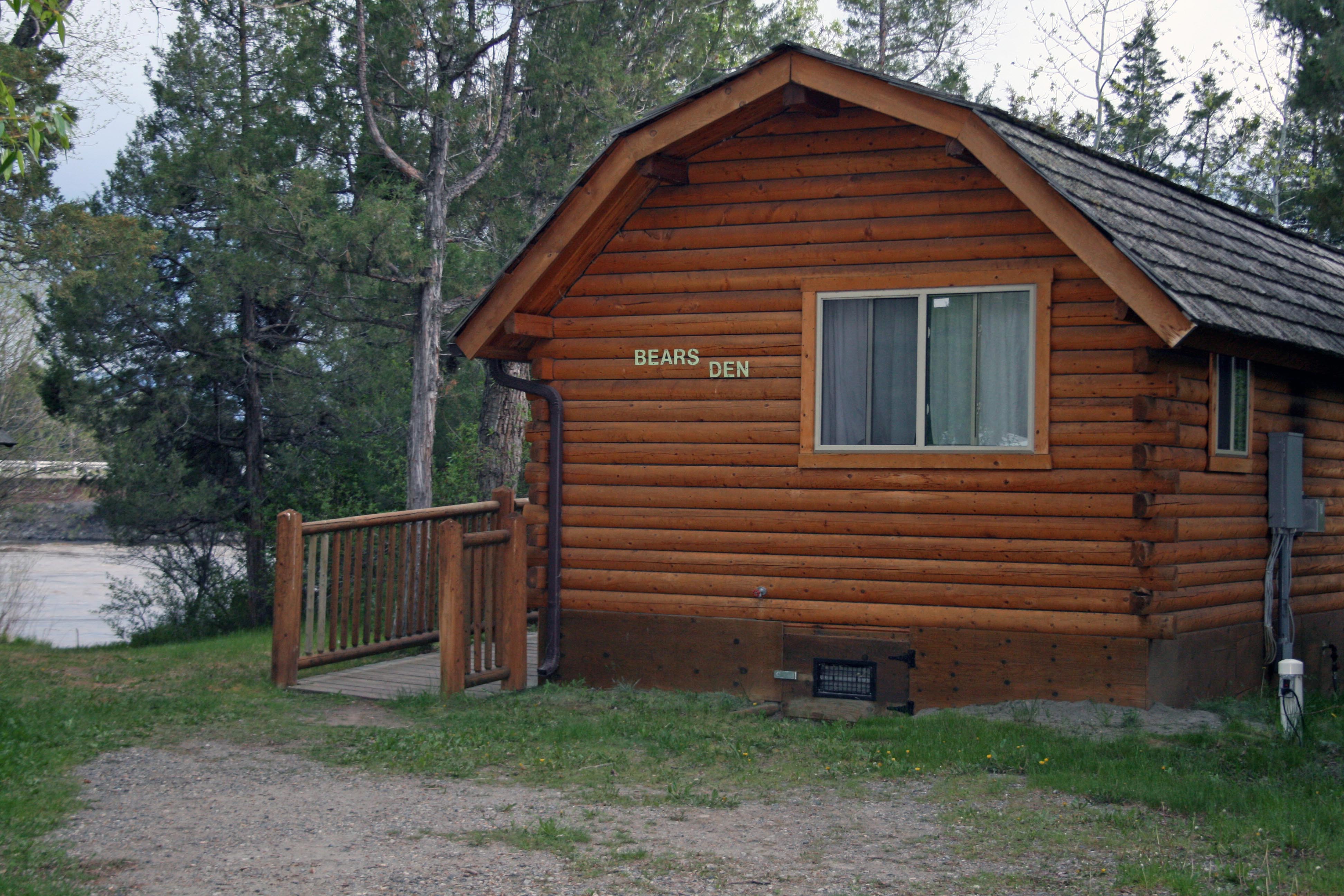 Bear's Den is an accessible accommodation. Offering riverfront views, full bathroom, kitchenette, and two rooms.