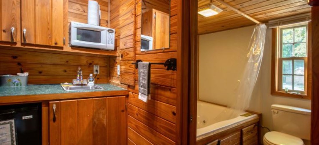 Deluxe Cabin with Jetted Tub
