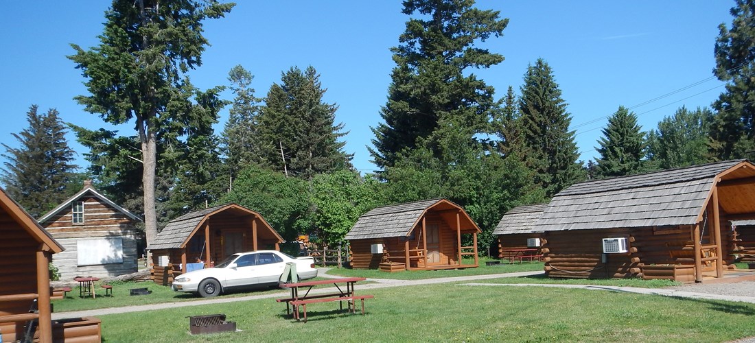Cabin Sleeps 4 / Camping Cabin with Air Conditioner
