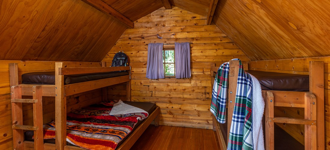 Cabin Sleeps 5 / Camping Cabin 1 Room