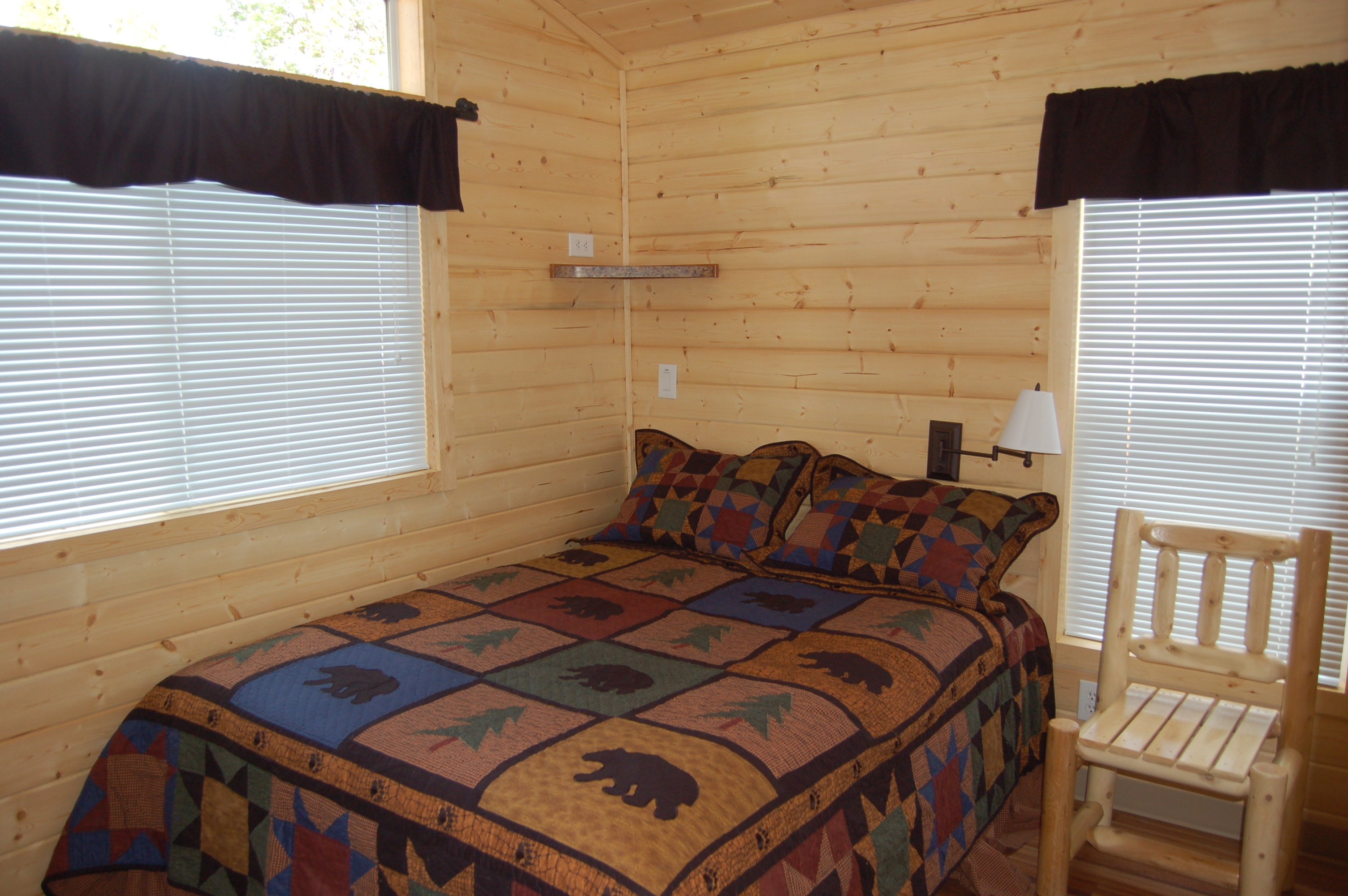 Big Bear / Deluxe Cabin  Queen Bedroom