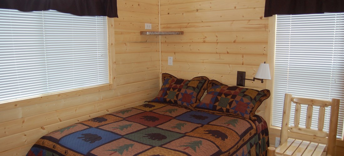 Big Bear / Deluxe Cabin  Queen Bedroom