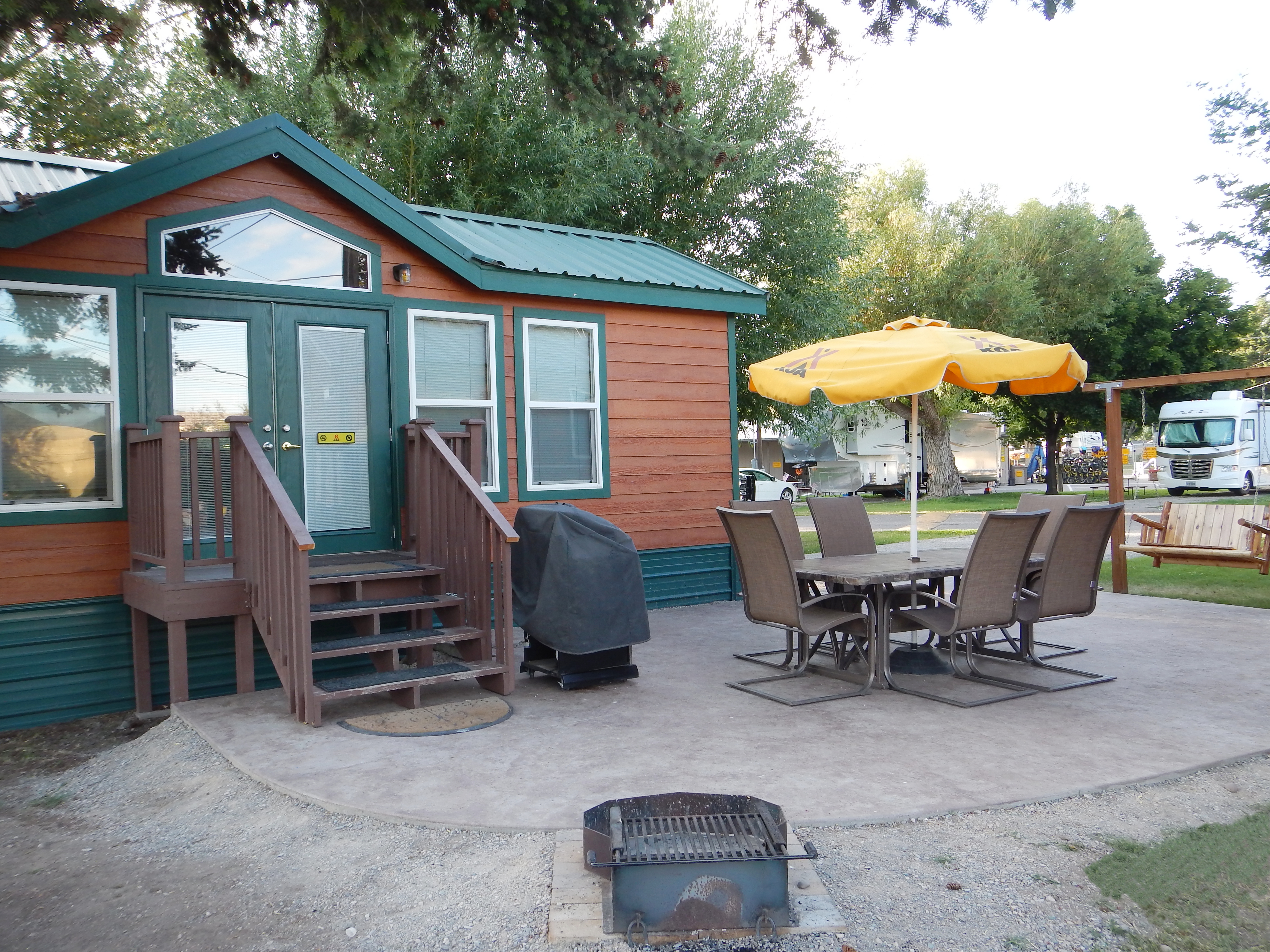 Big Bear / Deluxe Cabin Outside