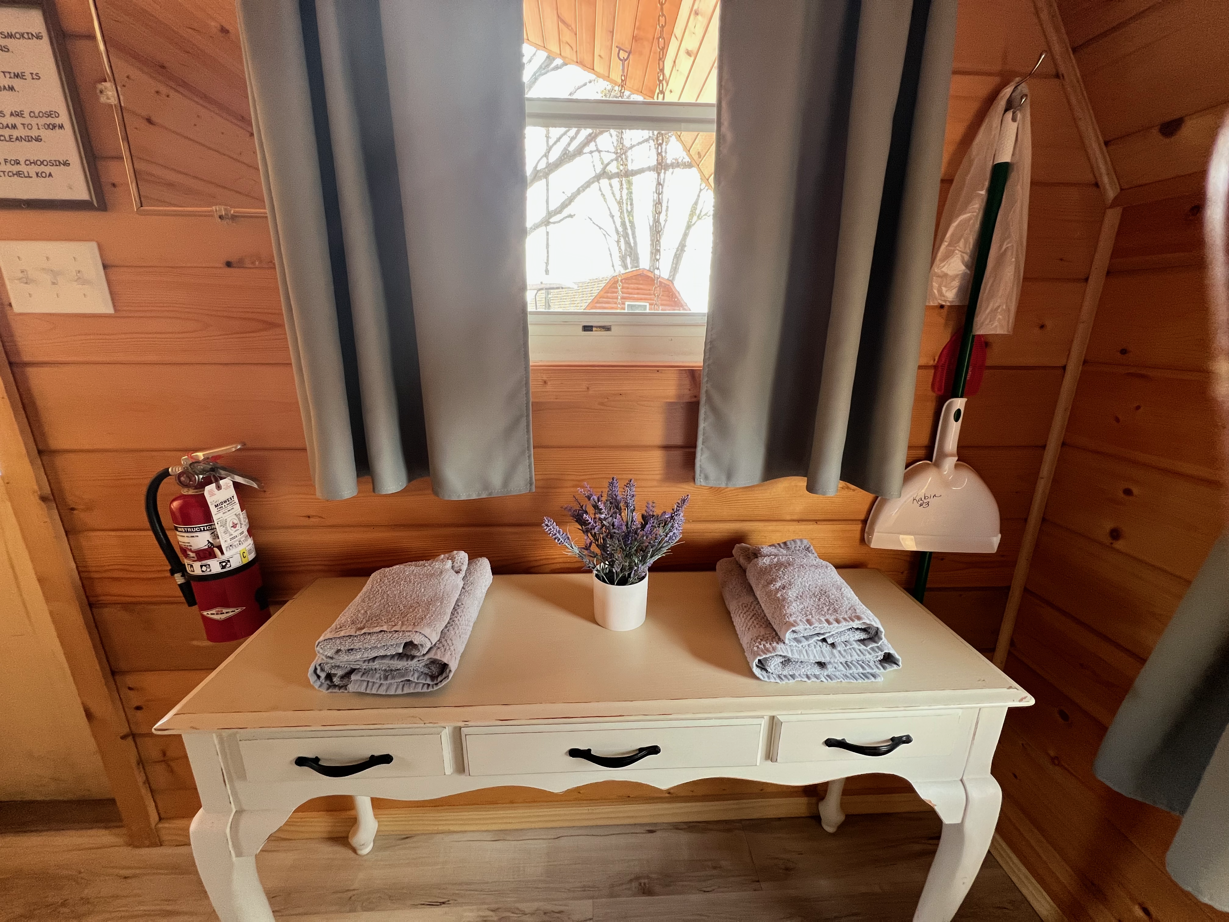 Kabin 3 Inside (Includes Linens)