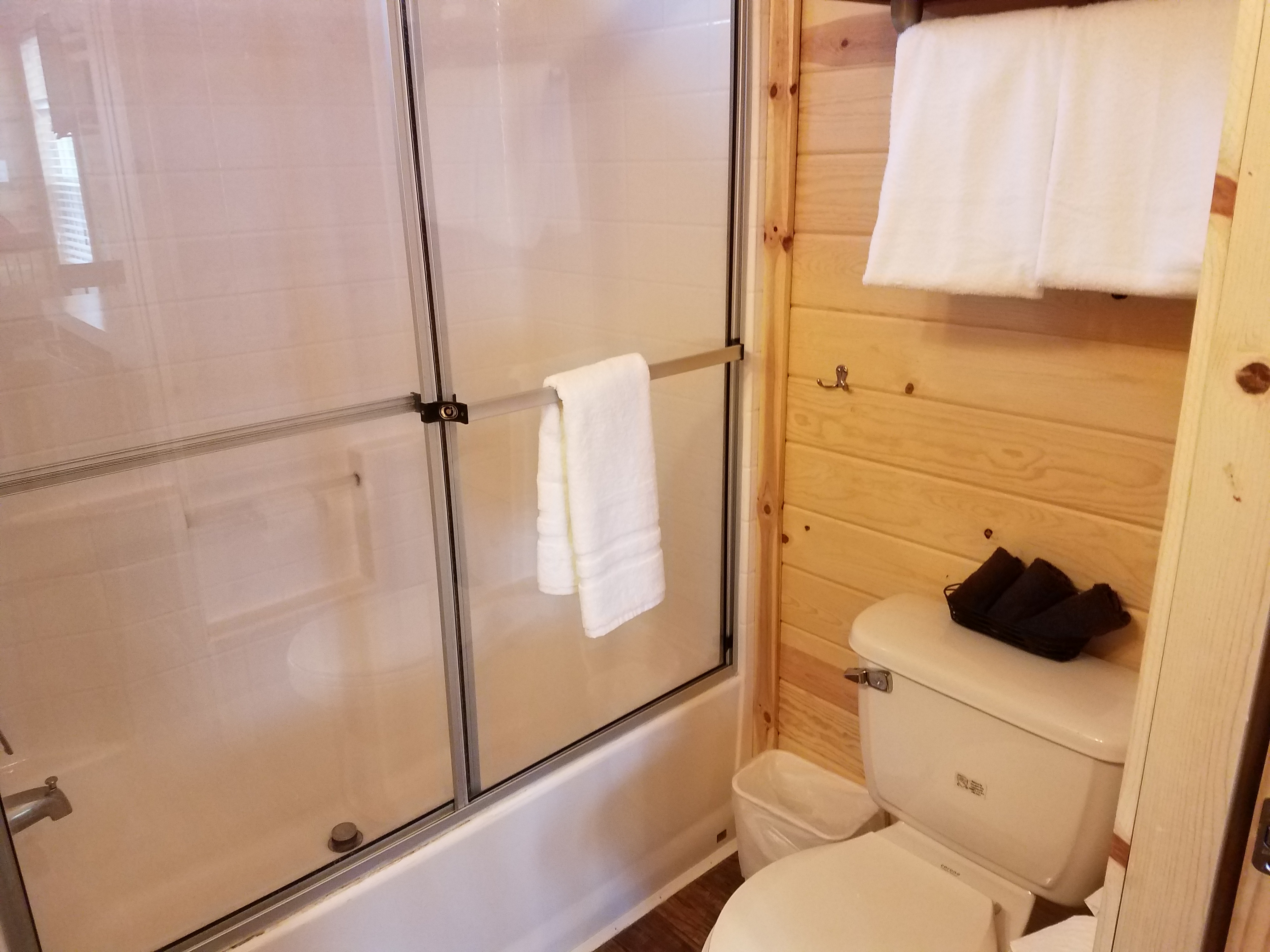 Deluxe Cabin (Full Bath with Tub & Shower), KOA Patio ® Studio (4 people Max) Pictures Moab