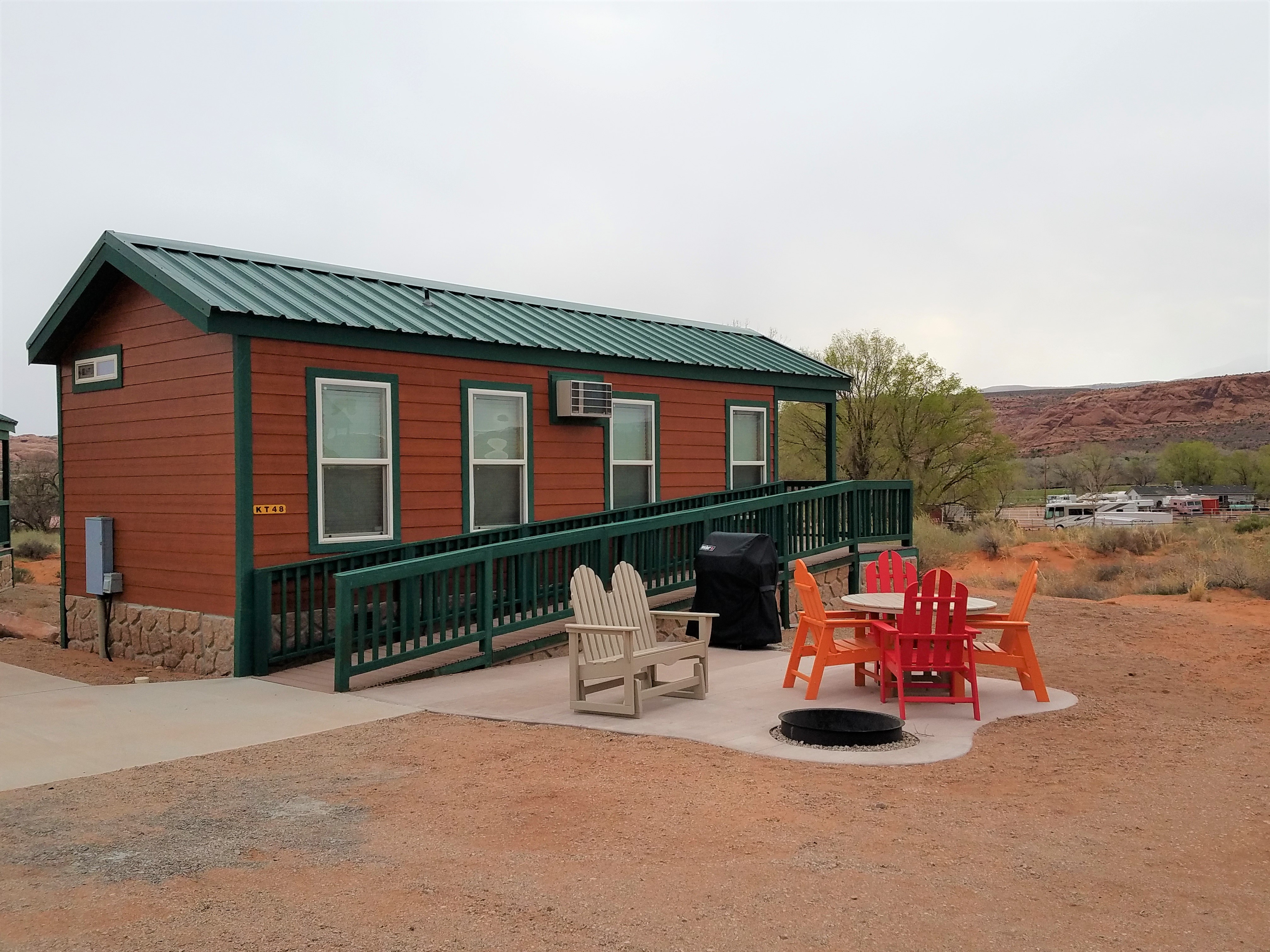 Deluxe Cabin (Full Bath with Shower), KOA Patio ® Accessible (4