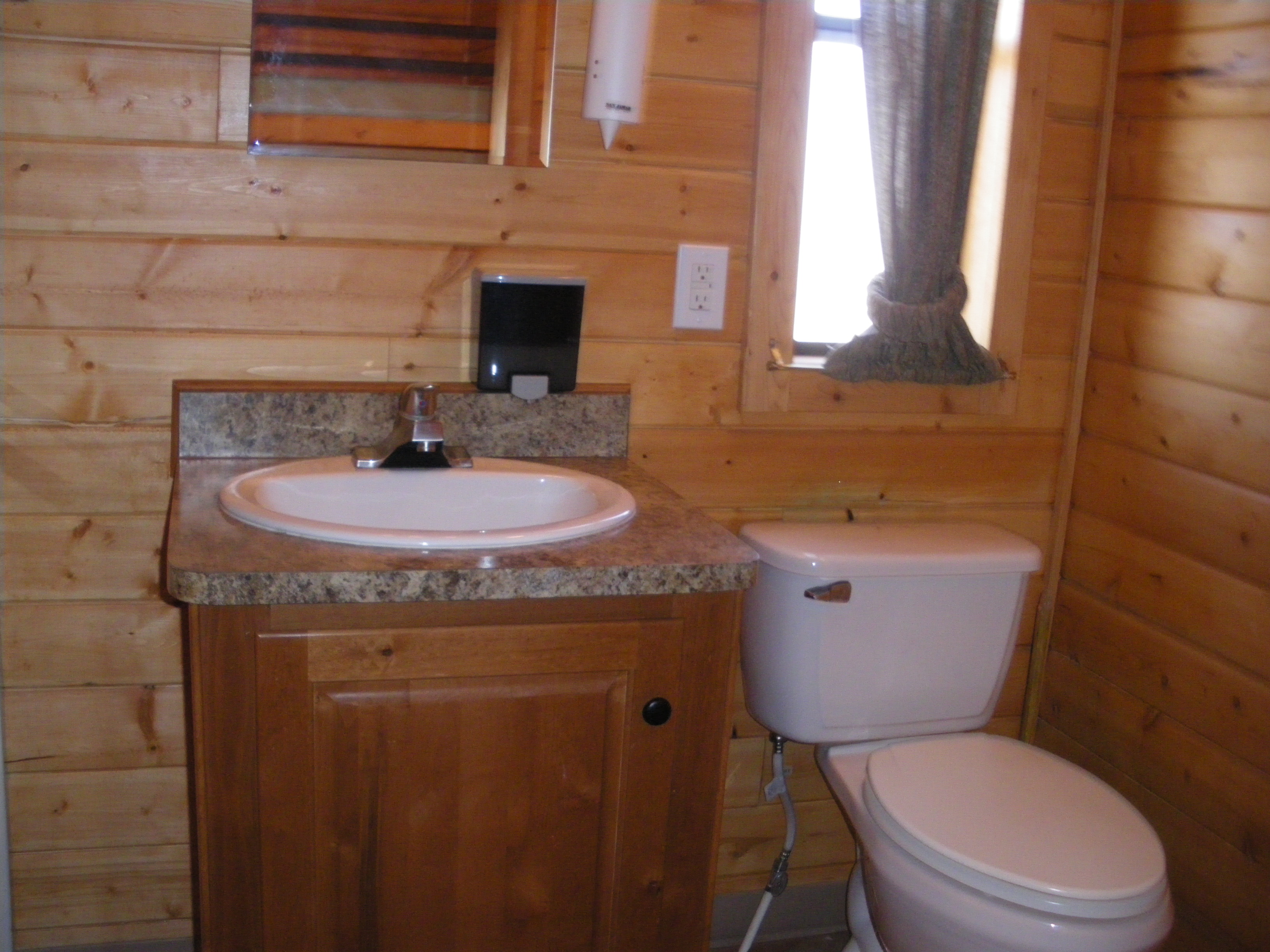 Deluxe Cabin (Full Bath with Shower), KOA Patio ® Lodge (6 people Max) Pictures Moab KOA