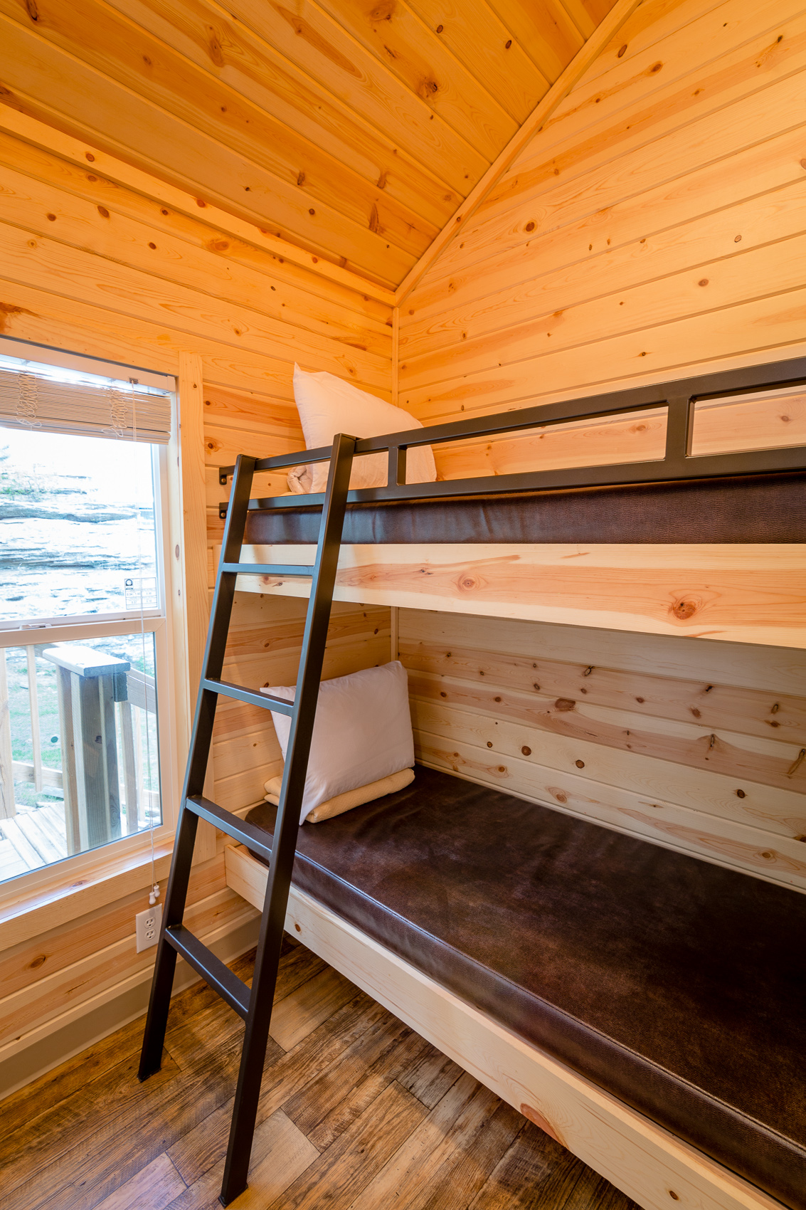 Deluxe Cabin bunk beds/bedroom