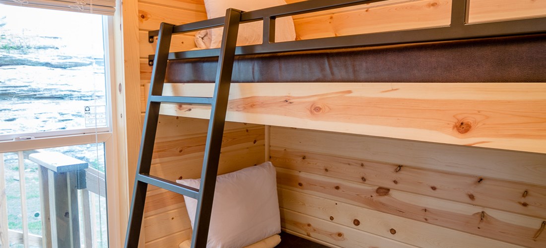 Deluxe Cabin bunk beds/bedroom