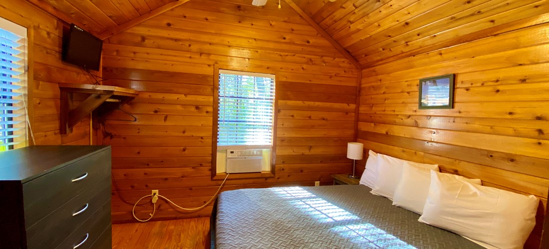 Deluxe Cabin Hill Side Entry Bedroom