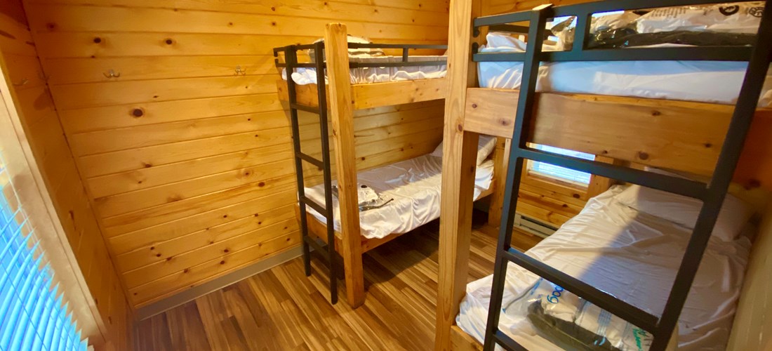 Deluxe Cabin Hill Front Bunk Room