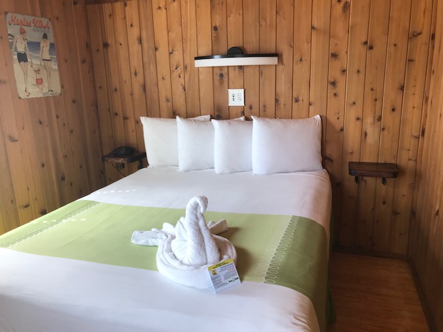 Poolside Deluxe Cabin  33'
