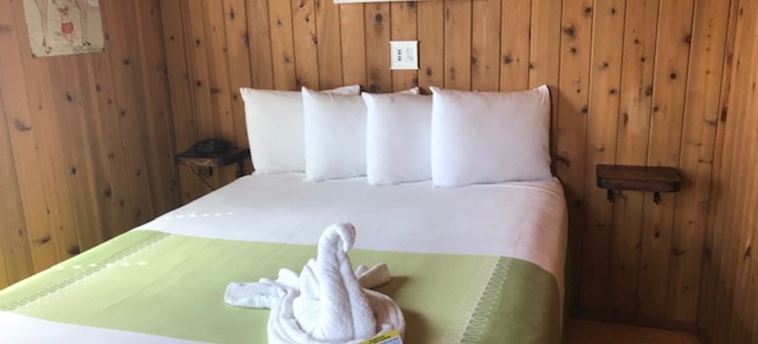 Poolside Deluxe Cabin 33'