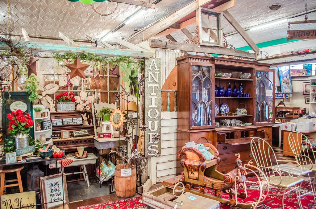 Antiquing Near Nashville East KOA