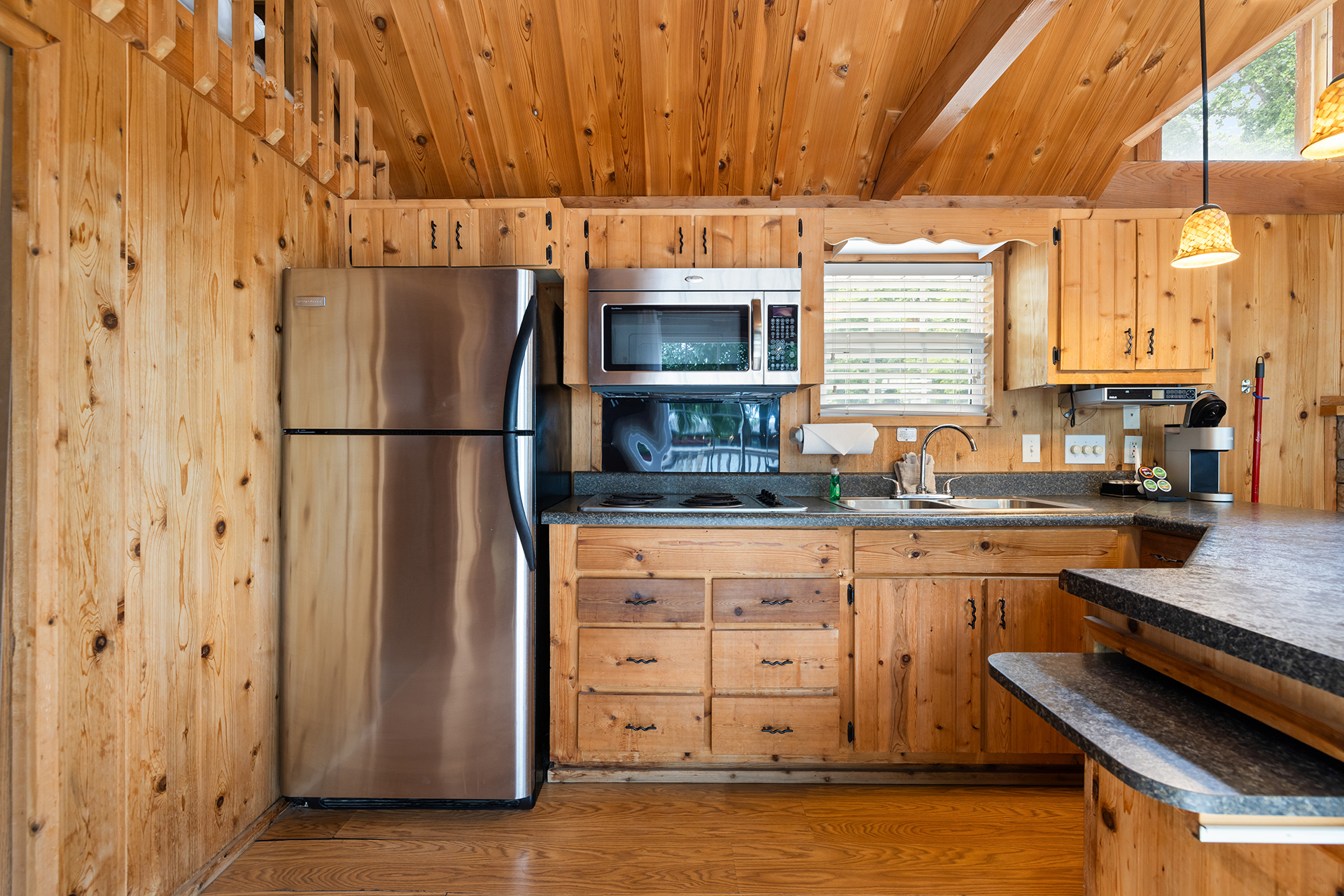 T01 - Deluxe Cabin, 1 Room with Loft (Full Bath with Shower) Accessible – Sleeps 6
