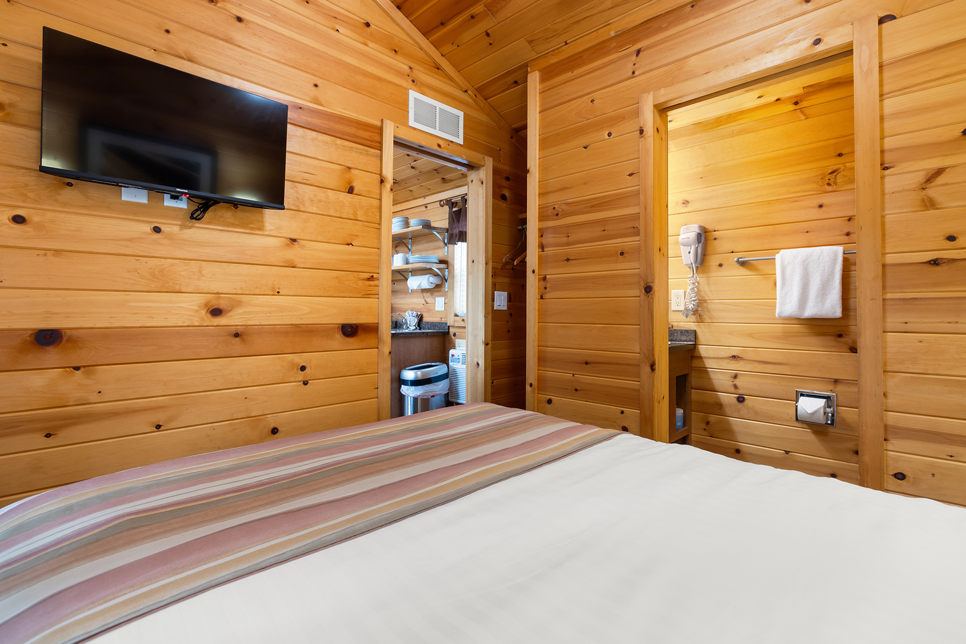 R23 - Deluxe Cabin, 2 Room (Full Bath & Half Bath) – Sleeps 6