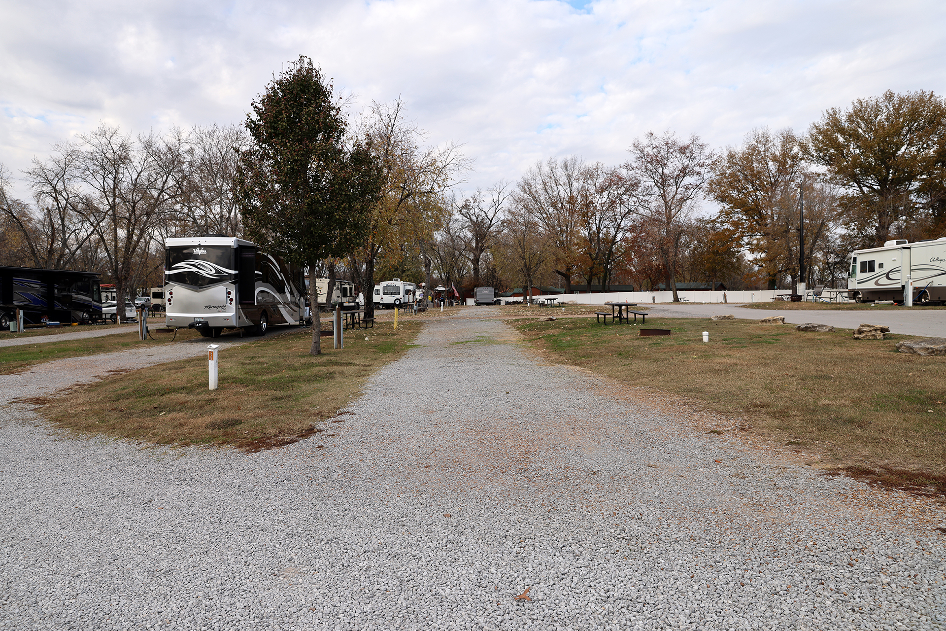 RV W11 (425), Pull-Thru 50/30 AMPS FHU, Xtra-Long