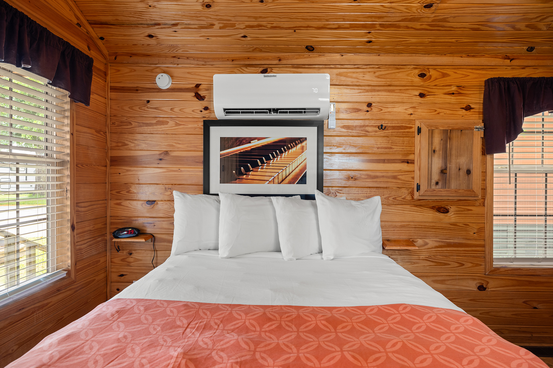 X11 - Deluxe Cabin, Studio with KOA Patio® (Full Bath with Tub & Shower) – Sleeps 4