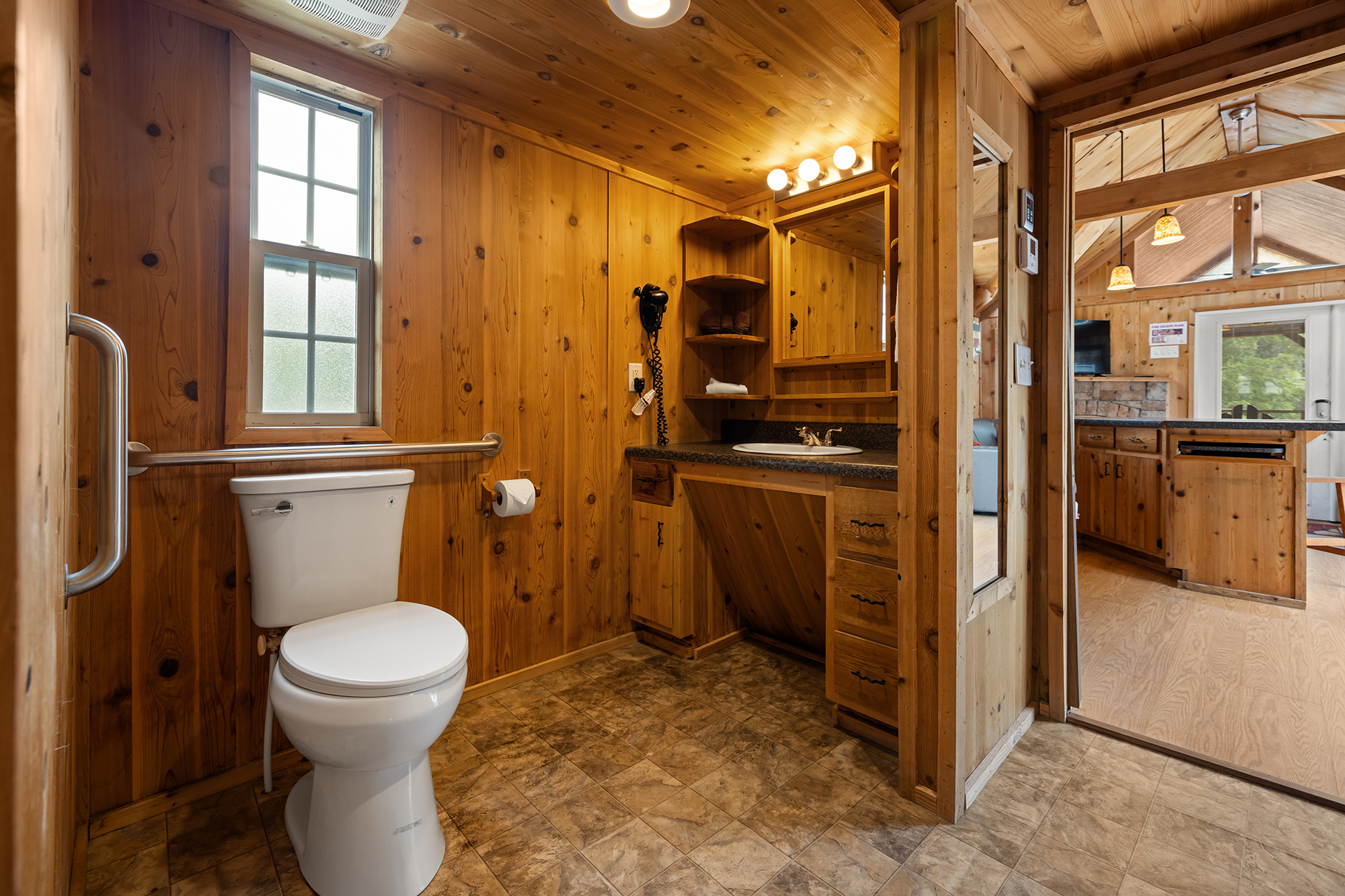 T01 - Deluxe Cabin, 1 Room with Loft (Full Bath with Shower) Accessible – Sleeps 6