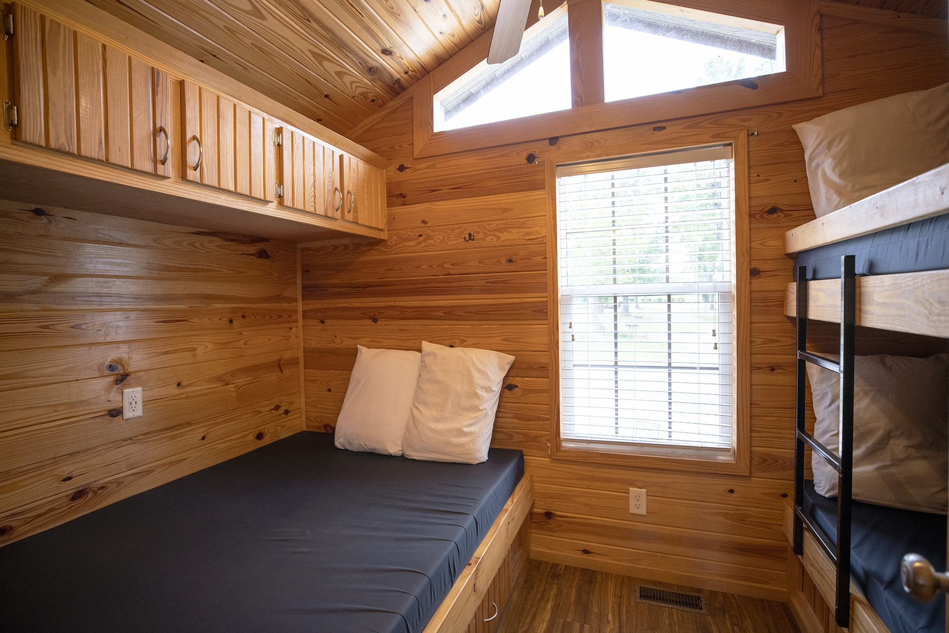 DC X14 (503) - Deluxe Cabin, 2RM, Q+BB+F - Sleeps 8