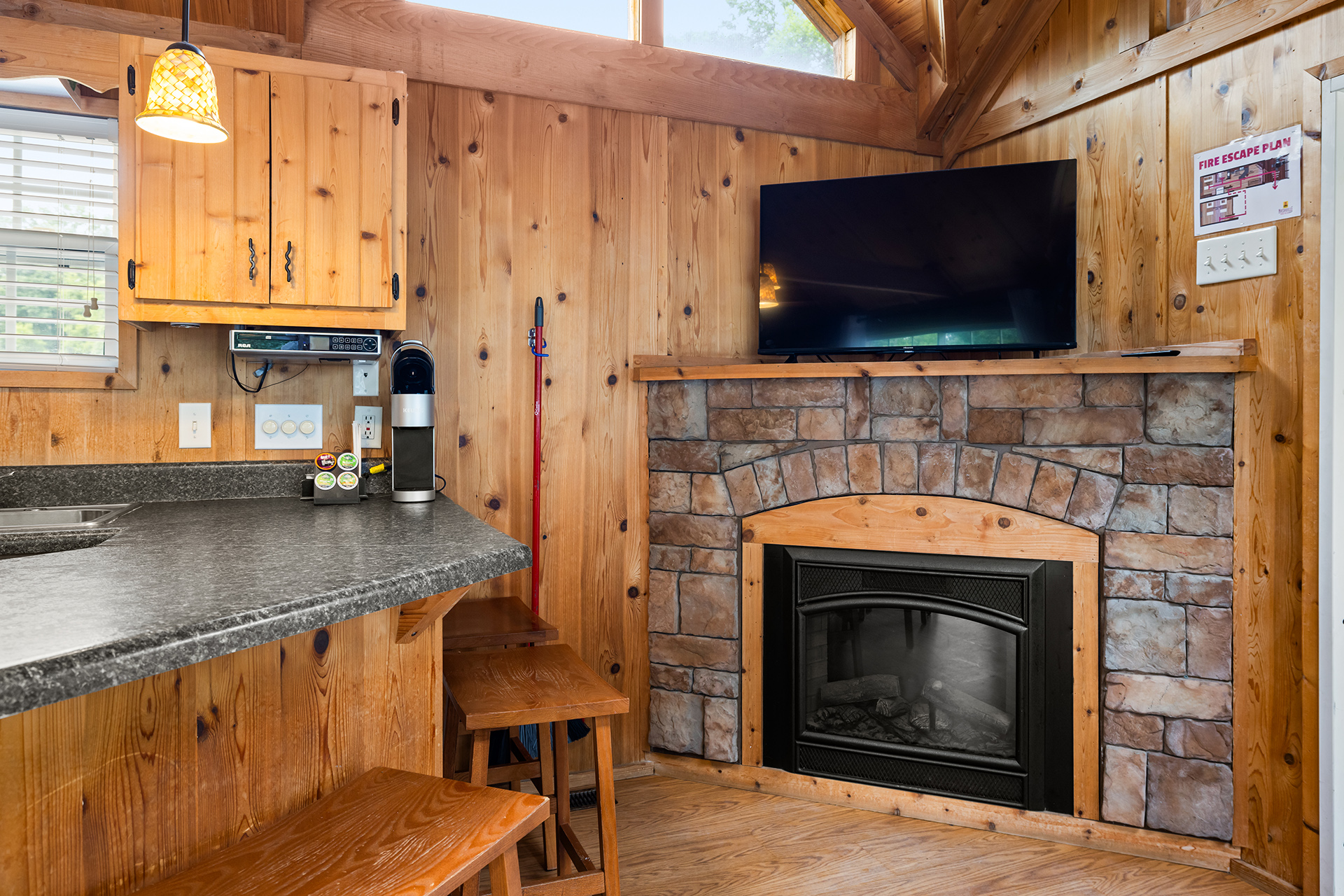 T01 - Deluxe Cabin, 1 Room with Loft (Full Bath with Shower) Accessible – Sleeps 6