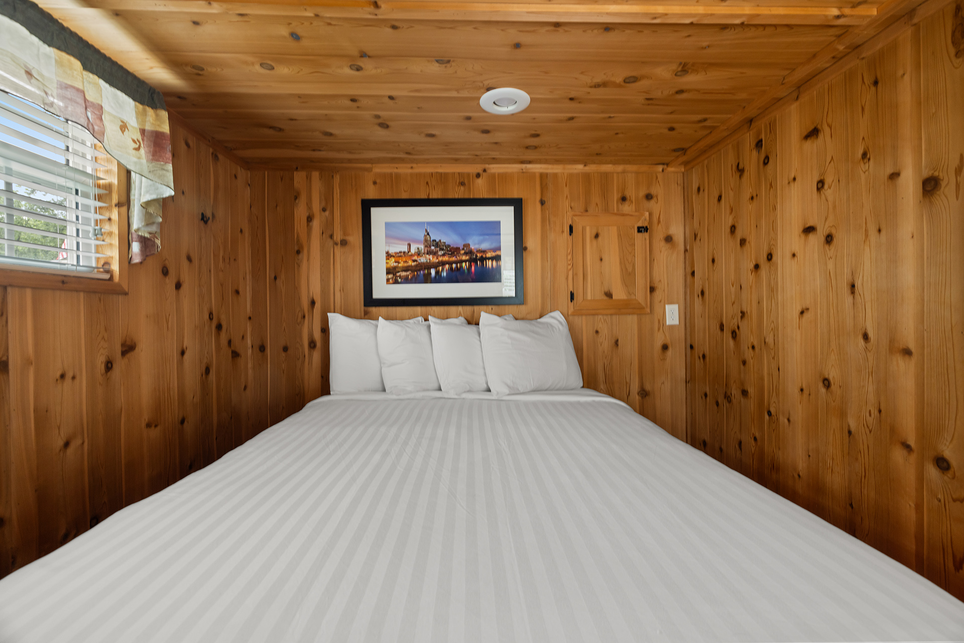 T01 - Deluxe Cabin, 1 Room with Loft (Full Bath with Shower) Accessible – Sleeps 6