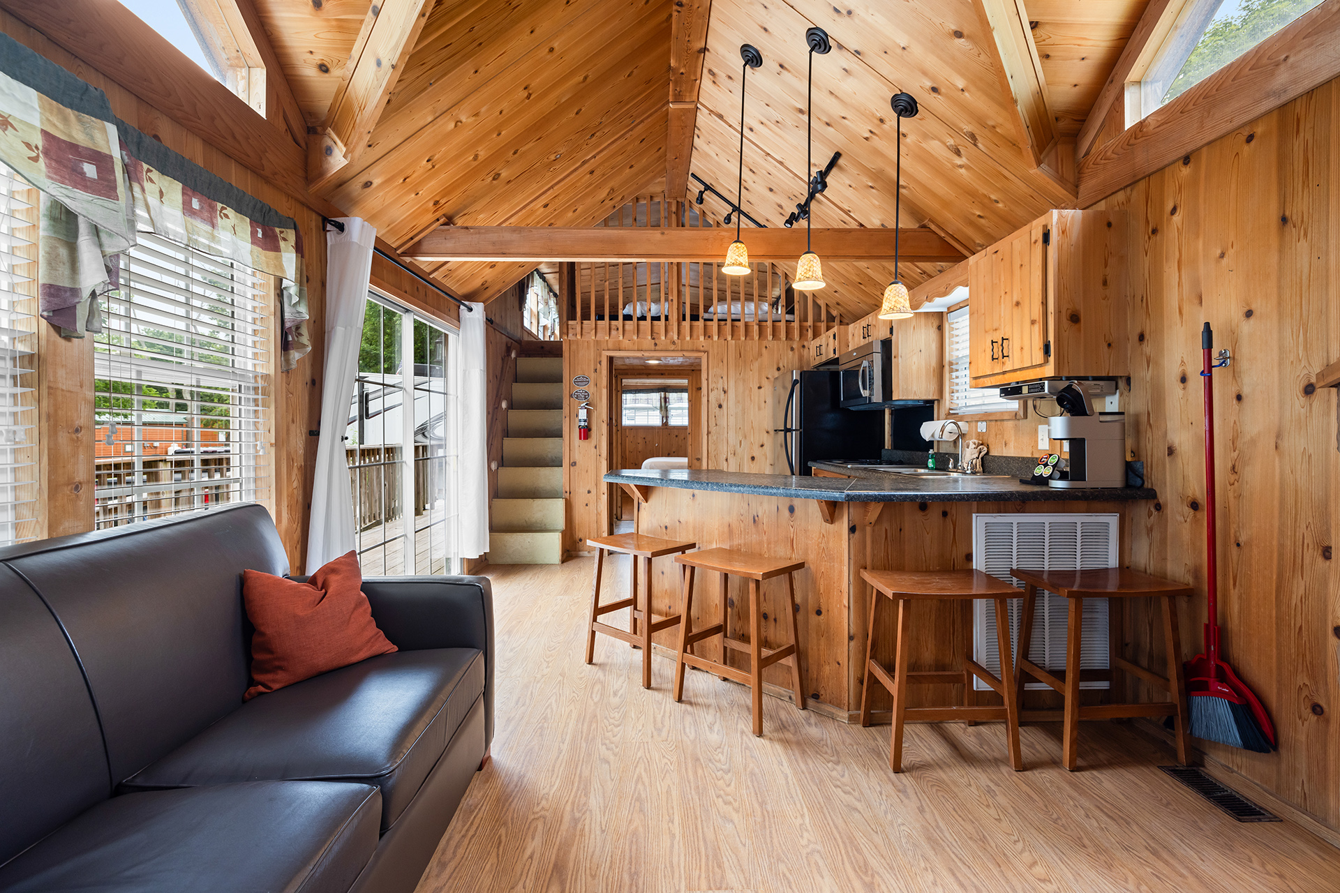 T01 - Deluxe Cabin, 1 Room with Loft (Full Bath with Shower) Accessible – Sleeps 6