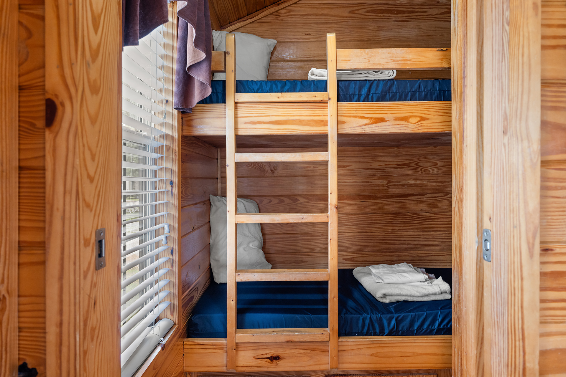 X11 - Deluxe Cabin, Studio with KOA Patio® (Full Bath with Tub & Shower) – Sleeps 4