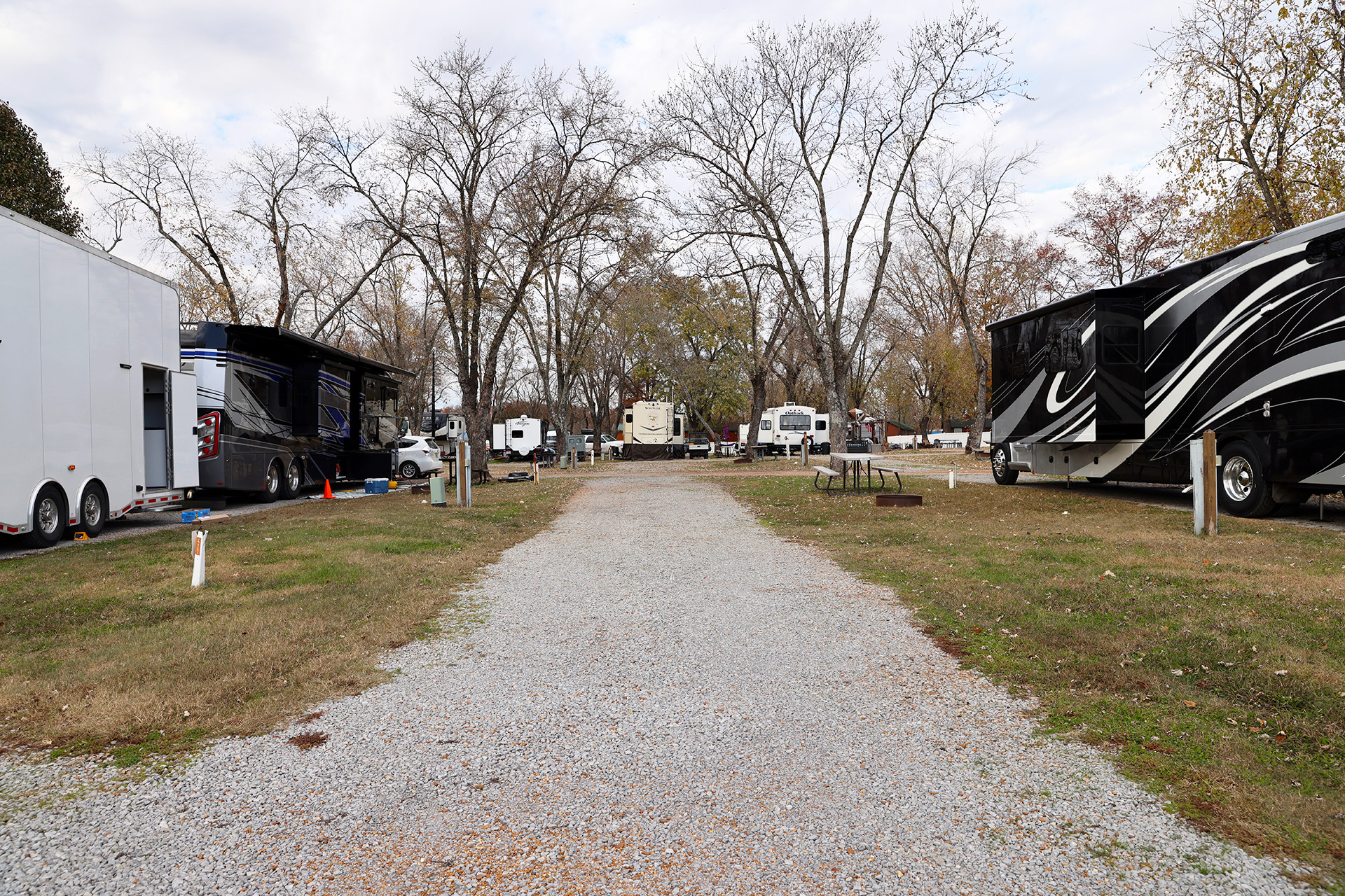 RV W09 (427), Pull-Thru 50/30 AMPS FHU, Xtra-Long