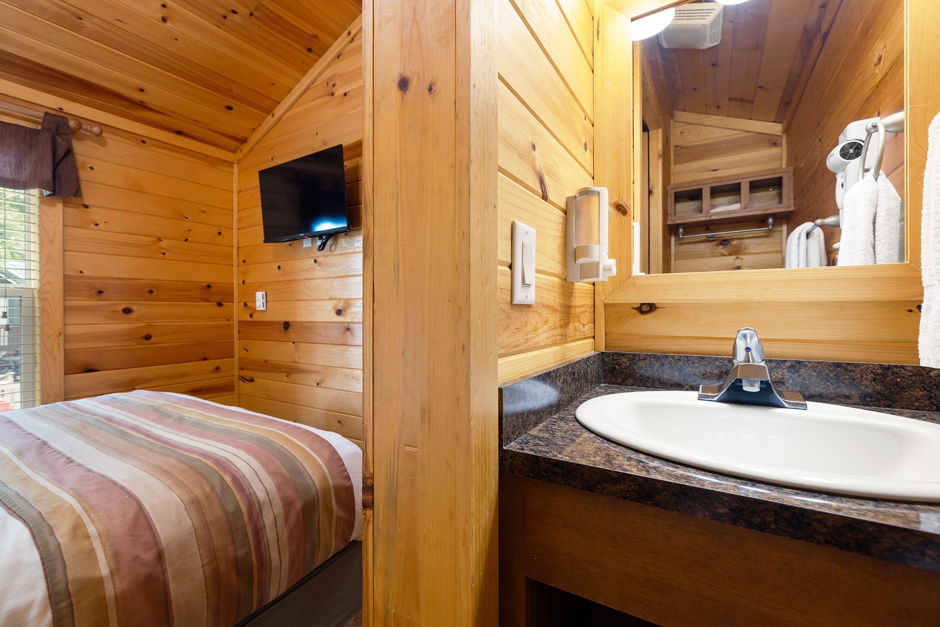R23 - Deluxe Cabin, 2 Room (Full Bath & Half Bath) – Sleeps 6