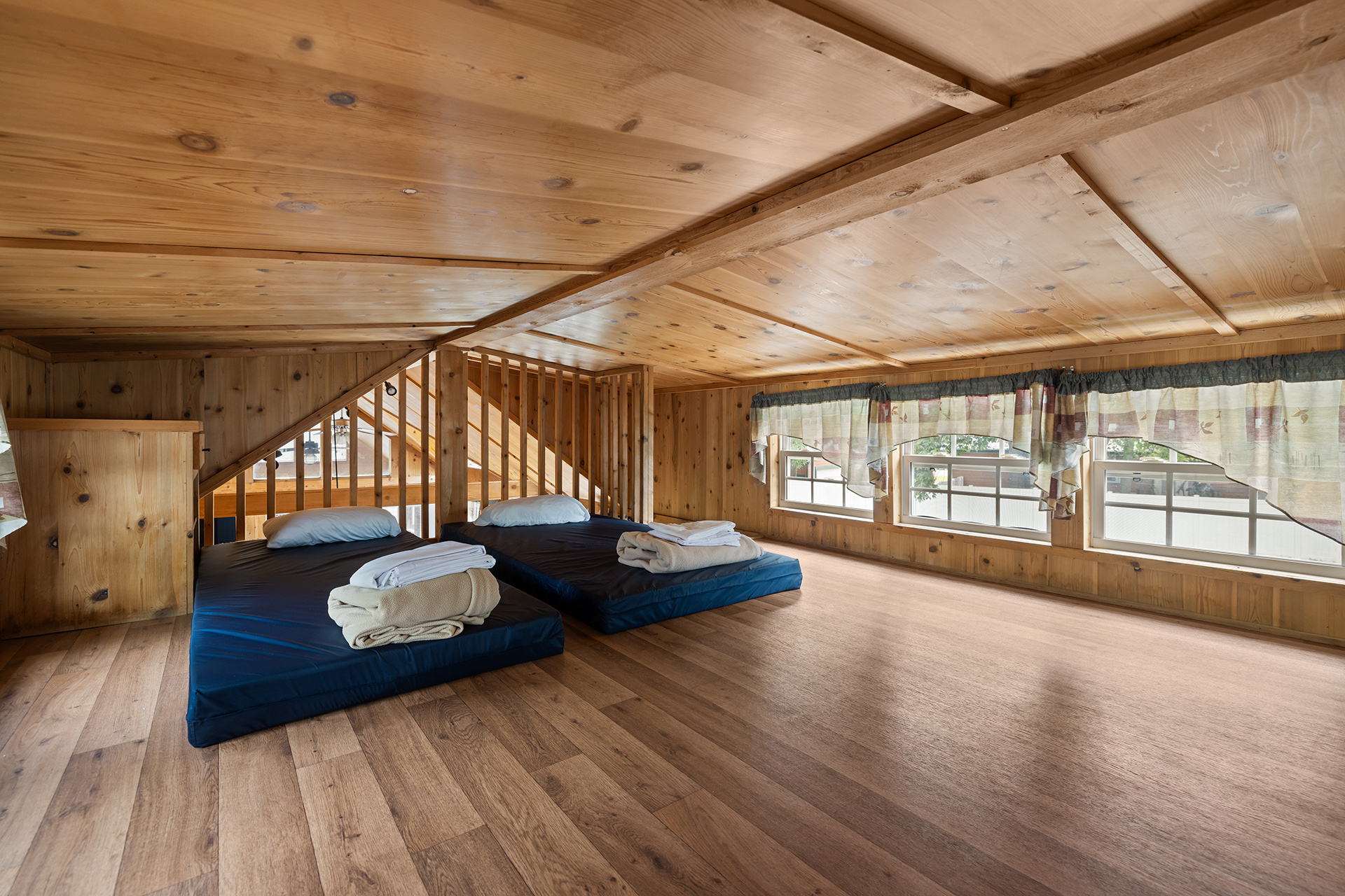 T01 - Deluxe Cabin, 1 Room with Loft (Full Bath with Shower) Accessible – Sleeps 6