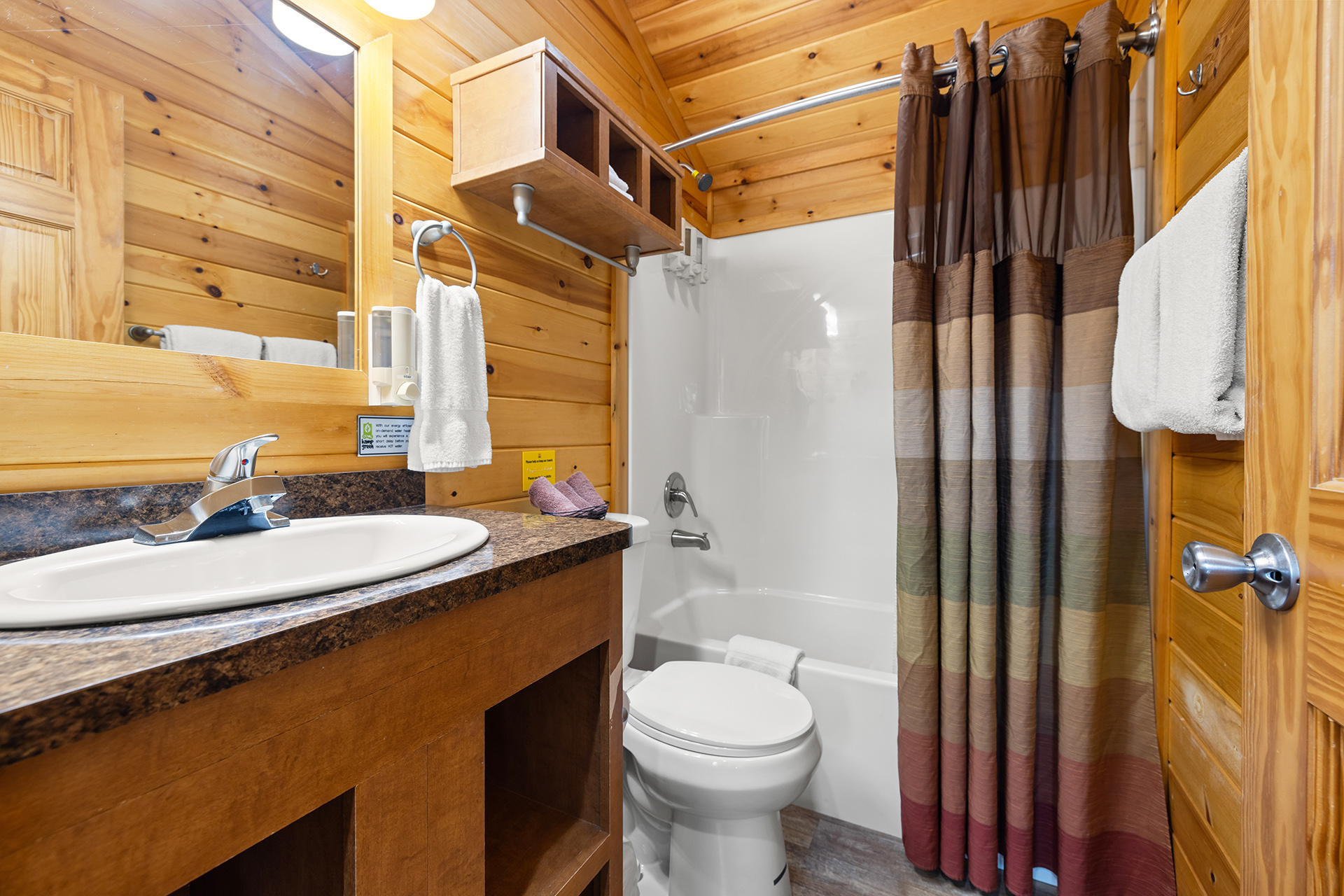 R23 - Deluxe Cabin, 2 Room (Full Bath & Half Bath) – Sleeps 6