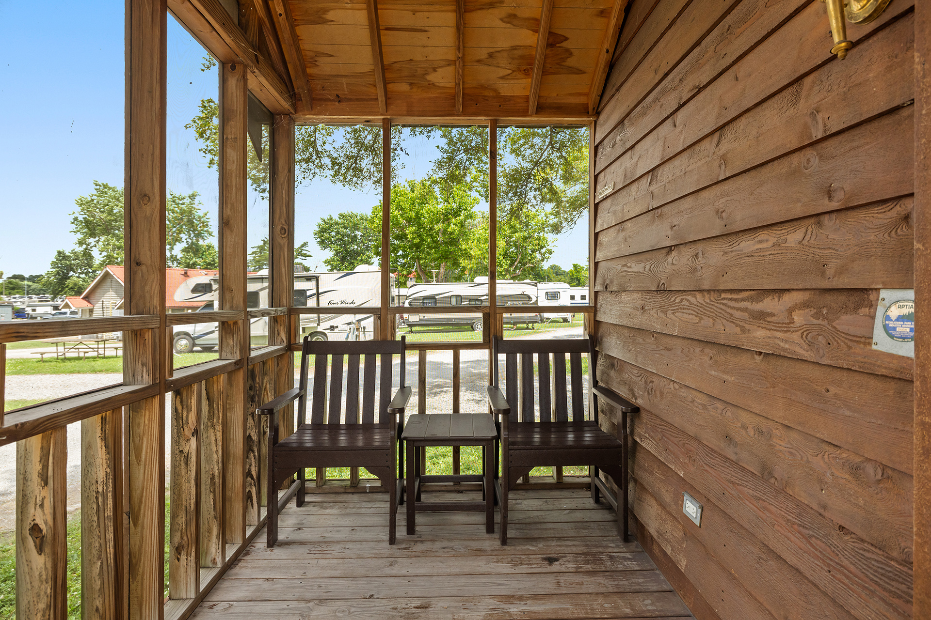 Z15 - Deluxe Cabin, 1 Room with Patio (Full Bath with Tub & Shower) – Sleeps 6