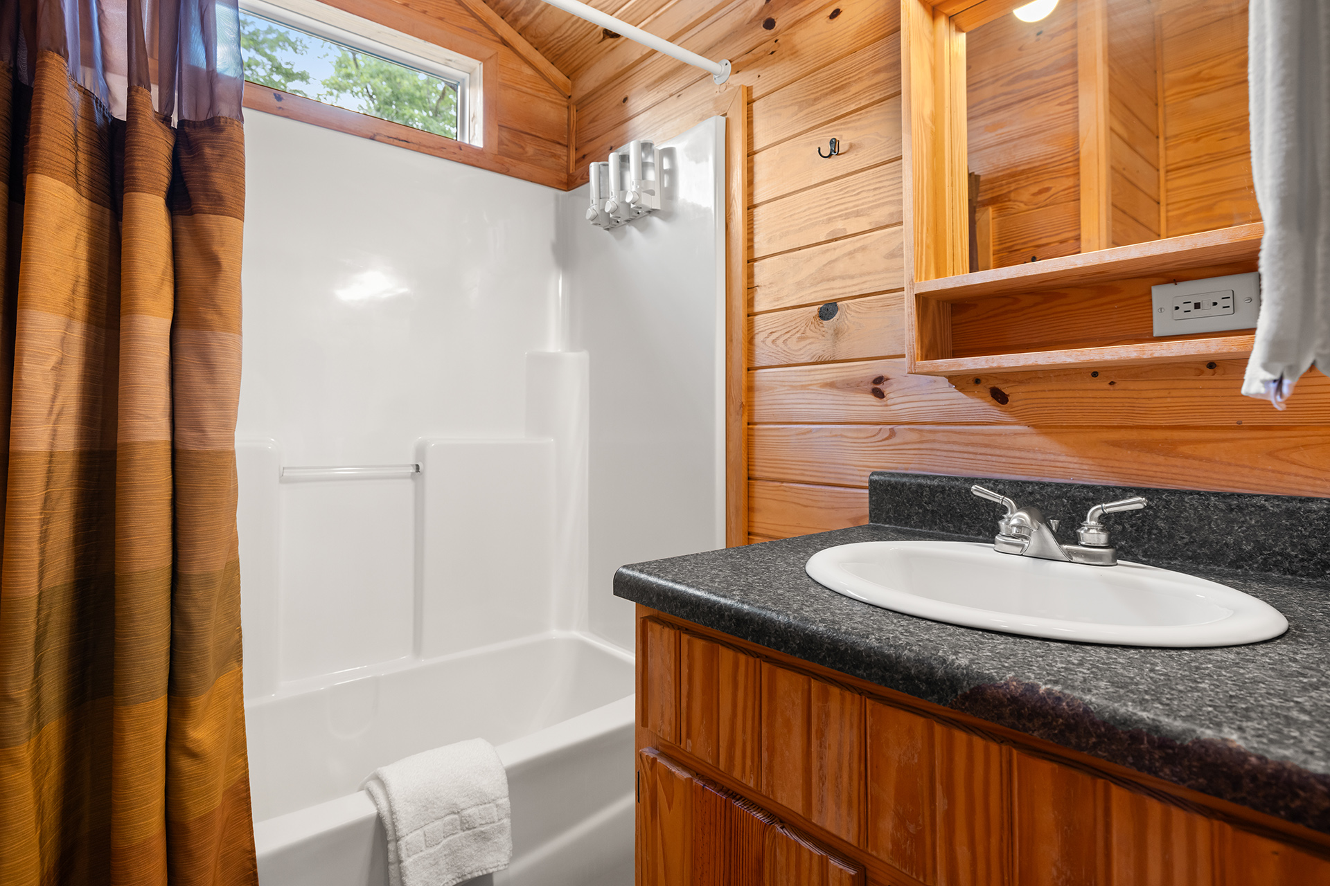 X11 - Deluxe Cabin, Studio with KOA Patio® (Full Bath with Tub & Shower) – Sleeps 4