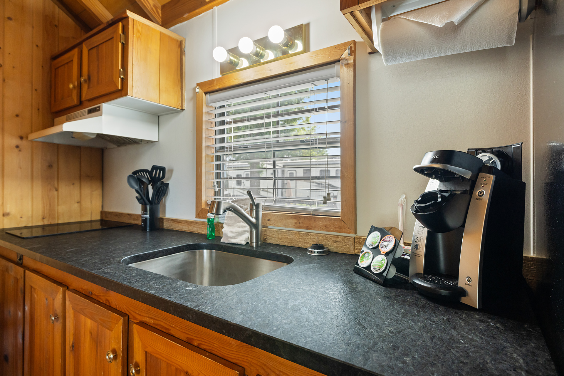Z15 - Deluxe Cabin, 1 Room with Patio (Full Bath with Tub & Shower) – Sleeps 6