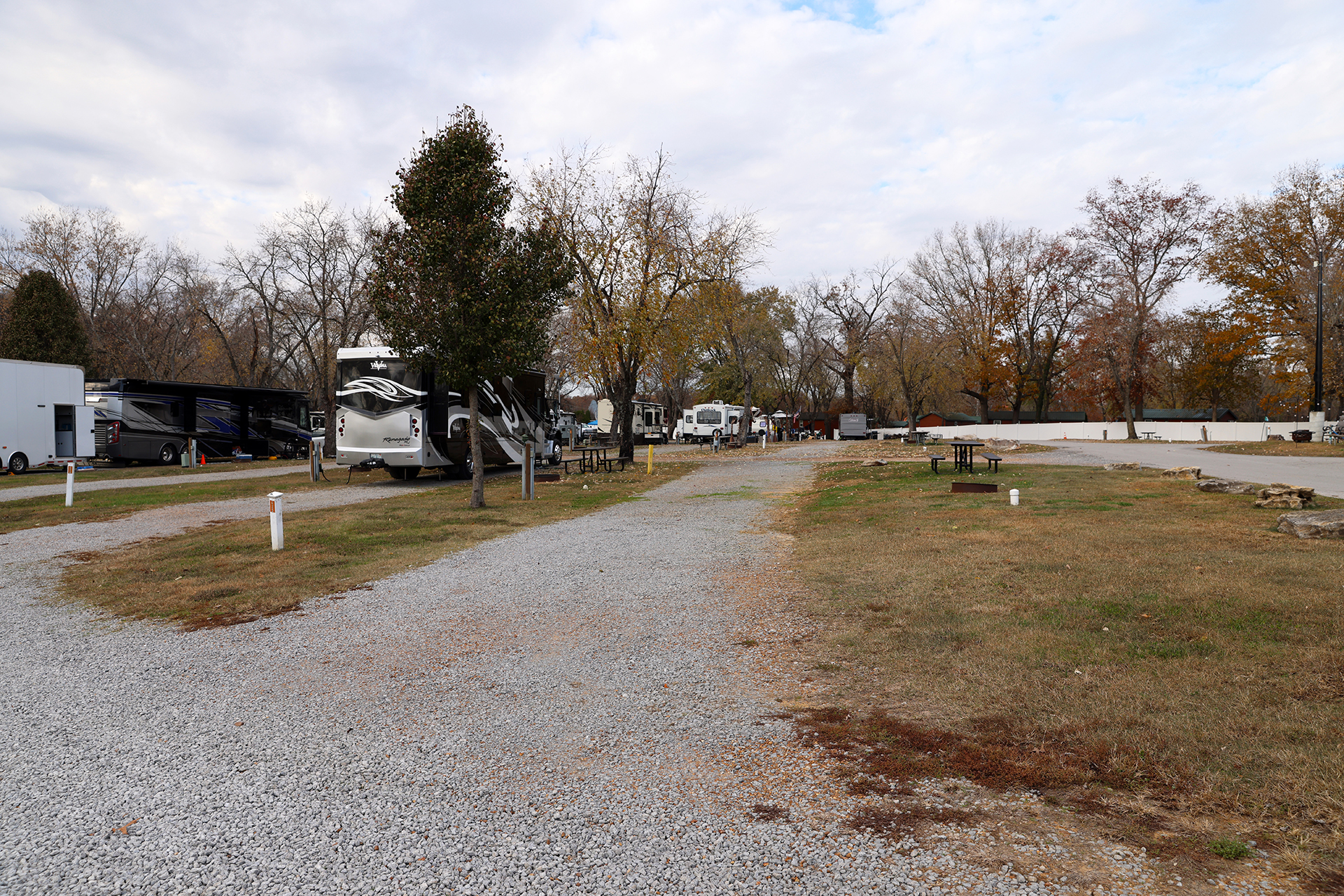 RV W11 (425), Pull-Thru 50/30 AMPS FHU, Xtra-Long