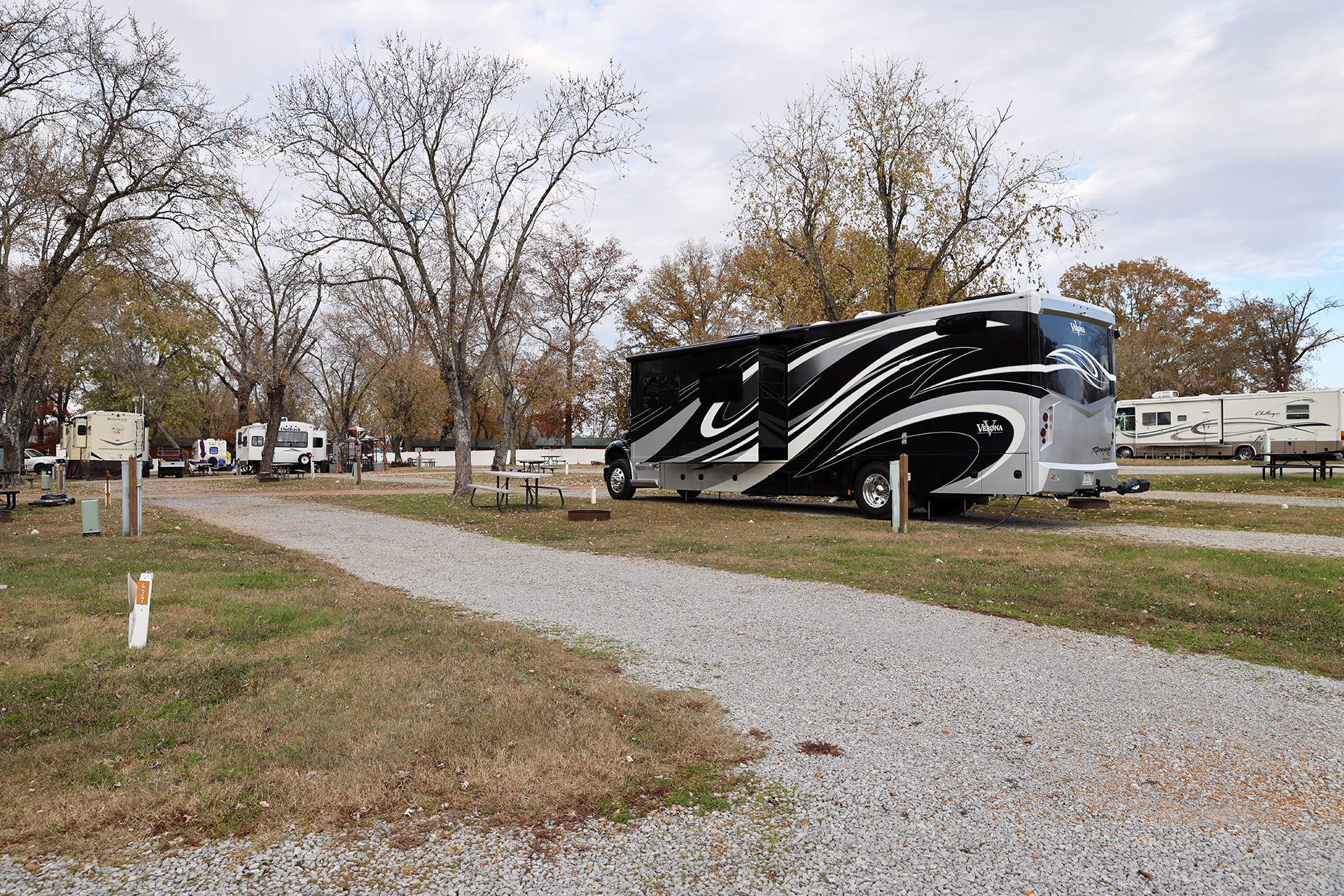 RV W09 (427), Pull-Thru 50/30 AMPS FHU, Xtra-Long
