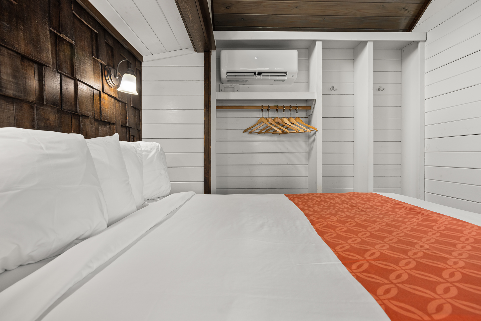 U37 - Deluxe Cabin, 1 Room with Triple Bunk and KOA Paw Pen (Full Bath with Shower) - Sleeps 7