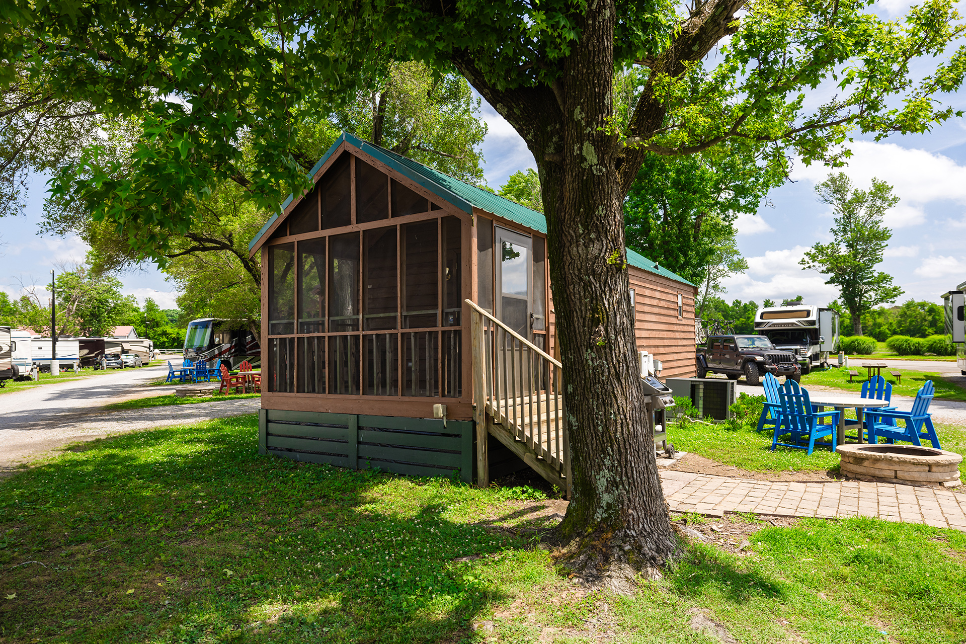 Z15 - Deluxe Cabin, 1 Room with Patio (Full Bath with Tub & Shower) – Sleeps 6