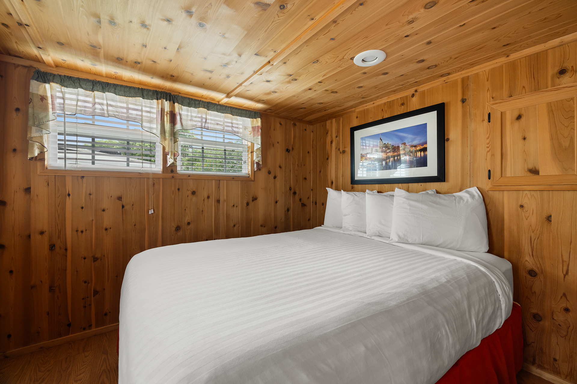 T01 - Deluxe Cabin, 1 Room with Loft (Full Bath with Shower) Accessible – Sleeps 6