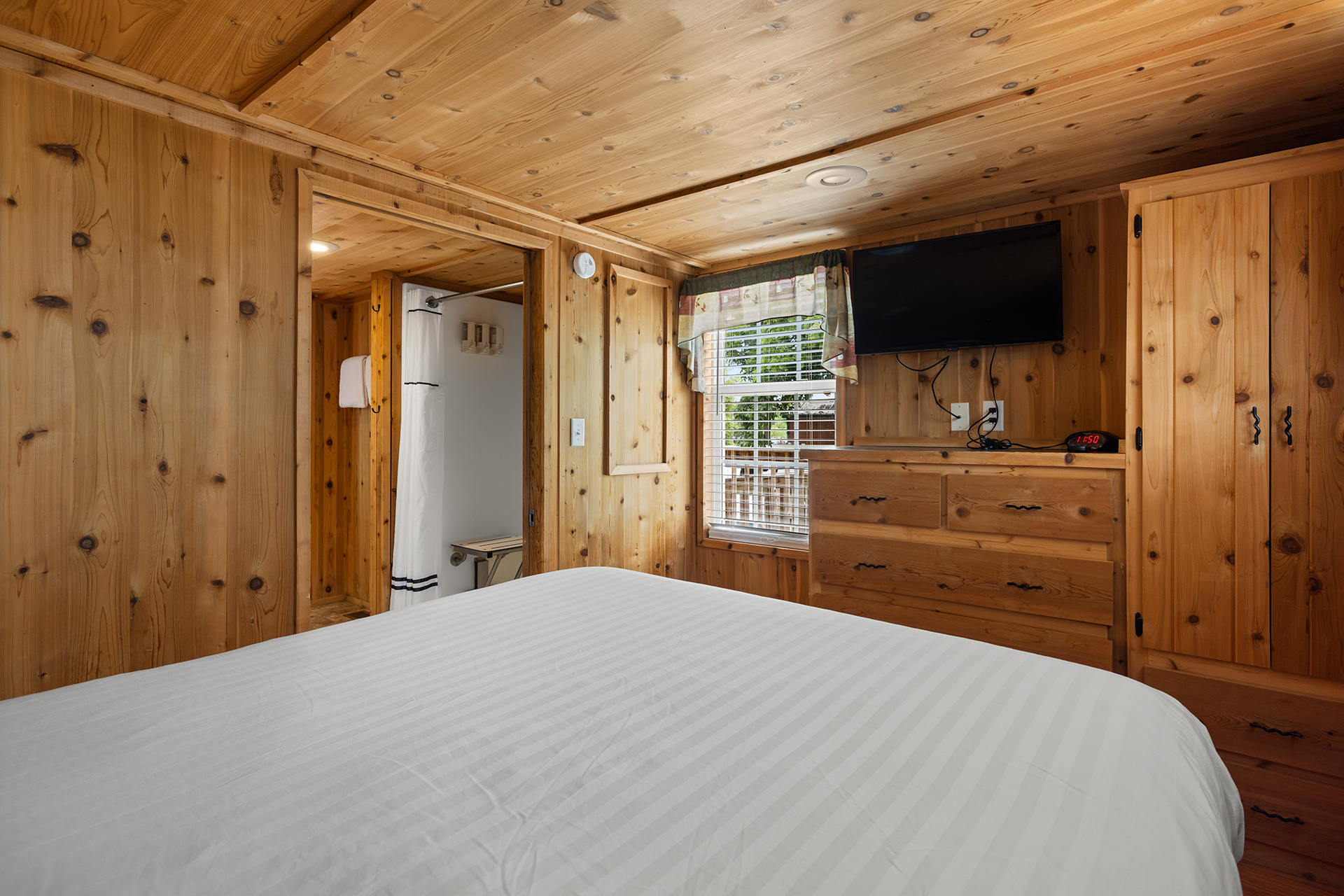 T01 - Deluxe Cabin, 1 Room with Loft (Full Bath with Shower) Accessible – Sleeps 6