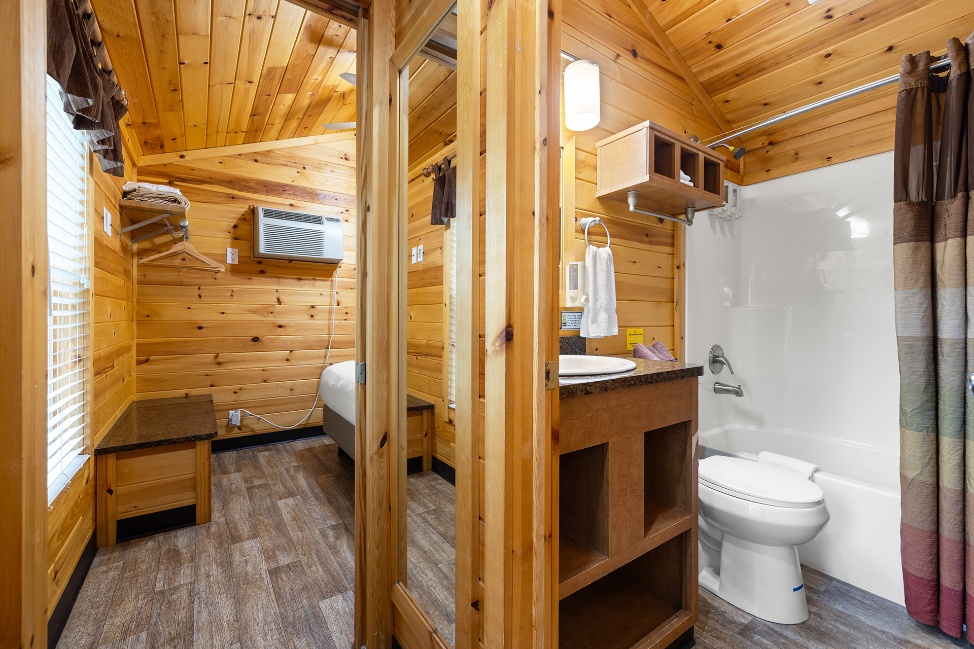 R23 - Deluxe Cabin, 2 Room (Full Bath & Half Bath) – Sleeps 6
