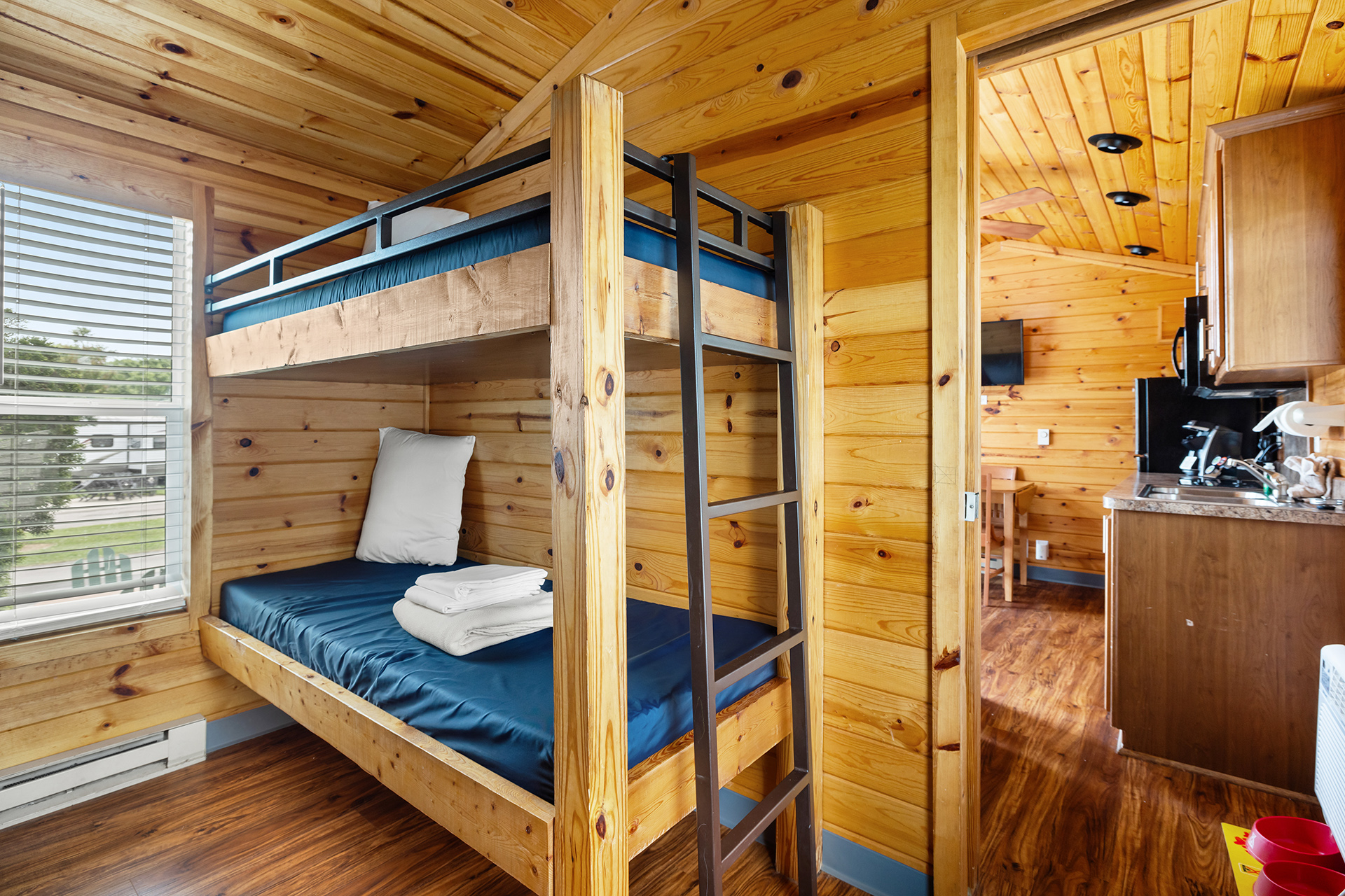C27 - Deluxe Cabin, 2 Room (Full Bath with Tub & Shower) – Sleeps 8