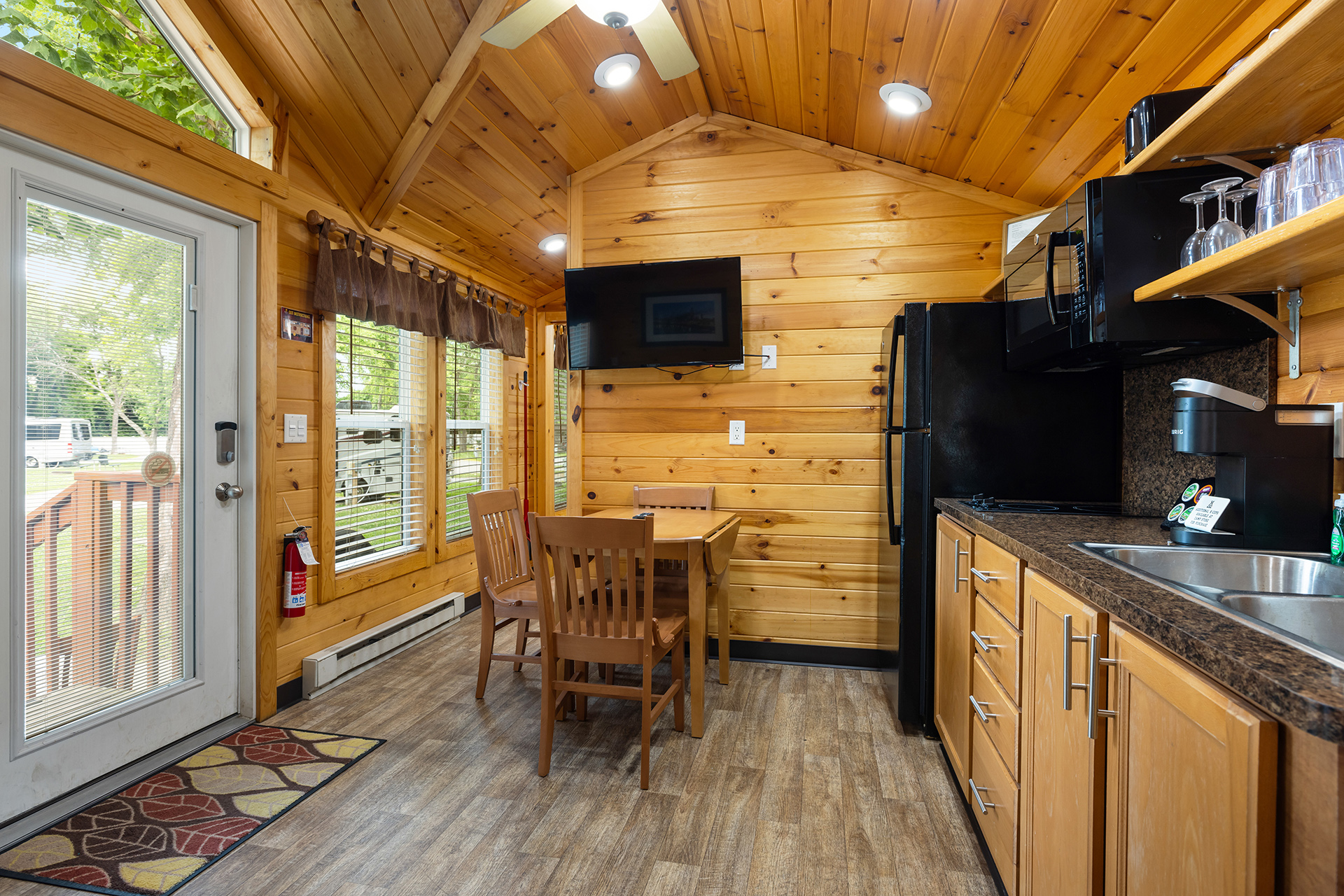 R23 - Deluxe Cabin, 2 Room (Full Bath & Half Bath) – Sleeps 6