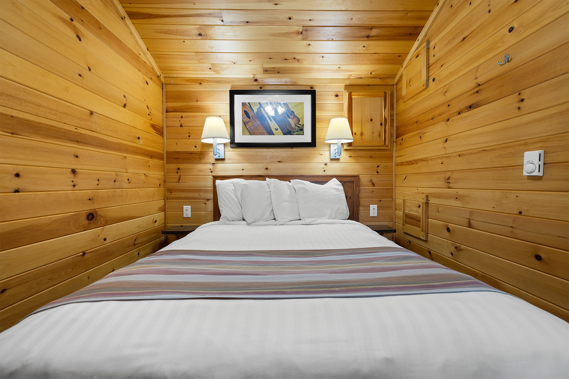 R23 - Deluxe Cabin, 2 Room (Full Bath & Half Bath) – Sleeps 6