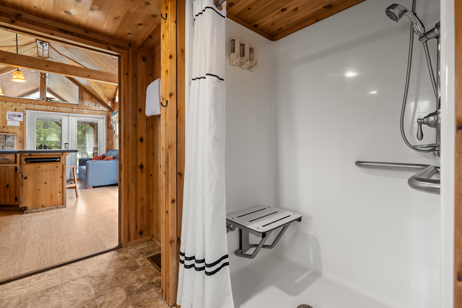 T01 - Deluxe Cabin, 1 Room with Loft (Full Bath with Shower) Accessible – Sleeps 6